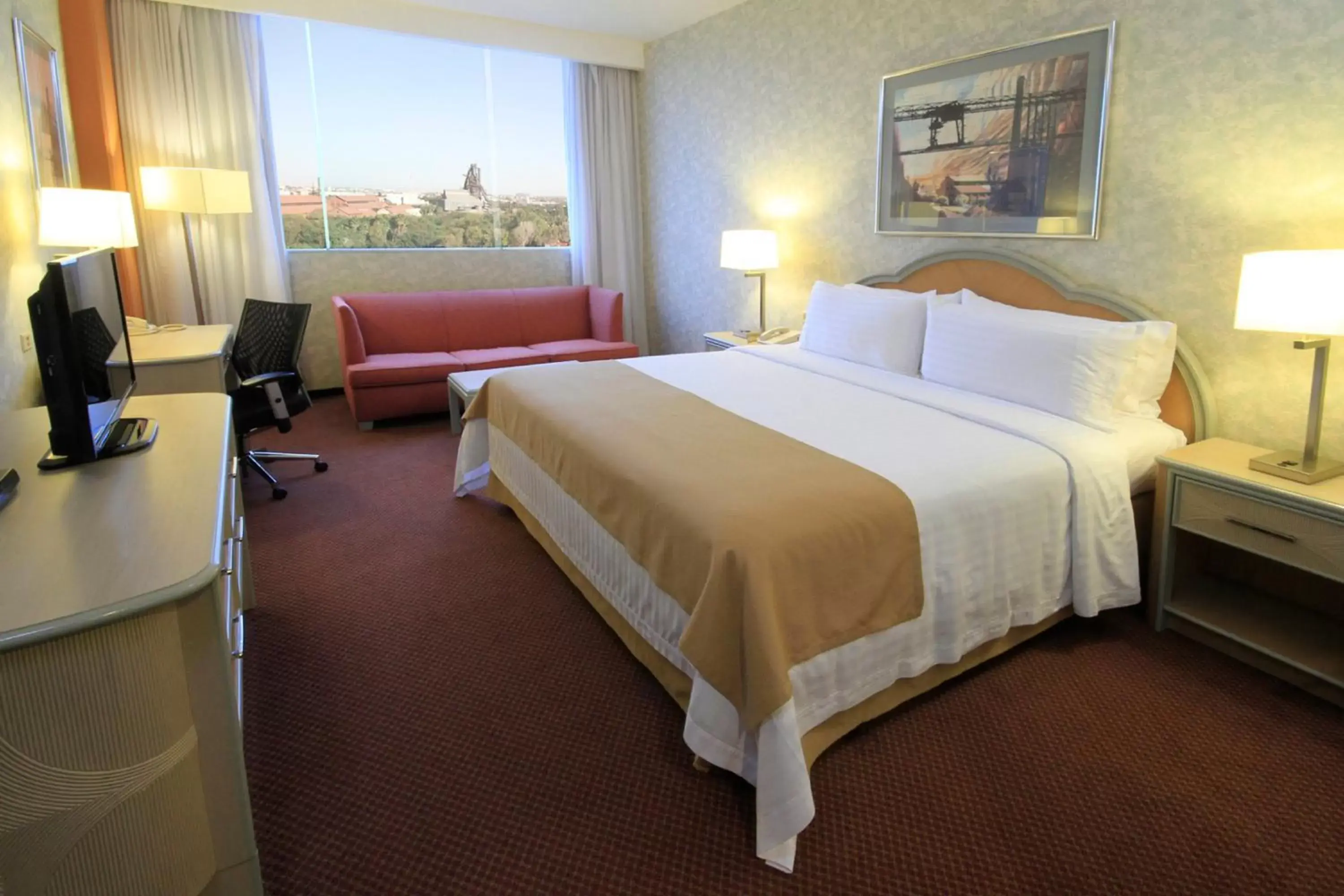 Photo of the whole room, Bed in Holiday Inn Monterrey-Parque Fundidora, an IHG Hotel