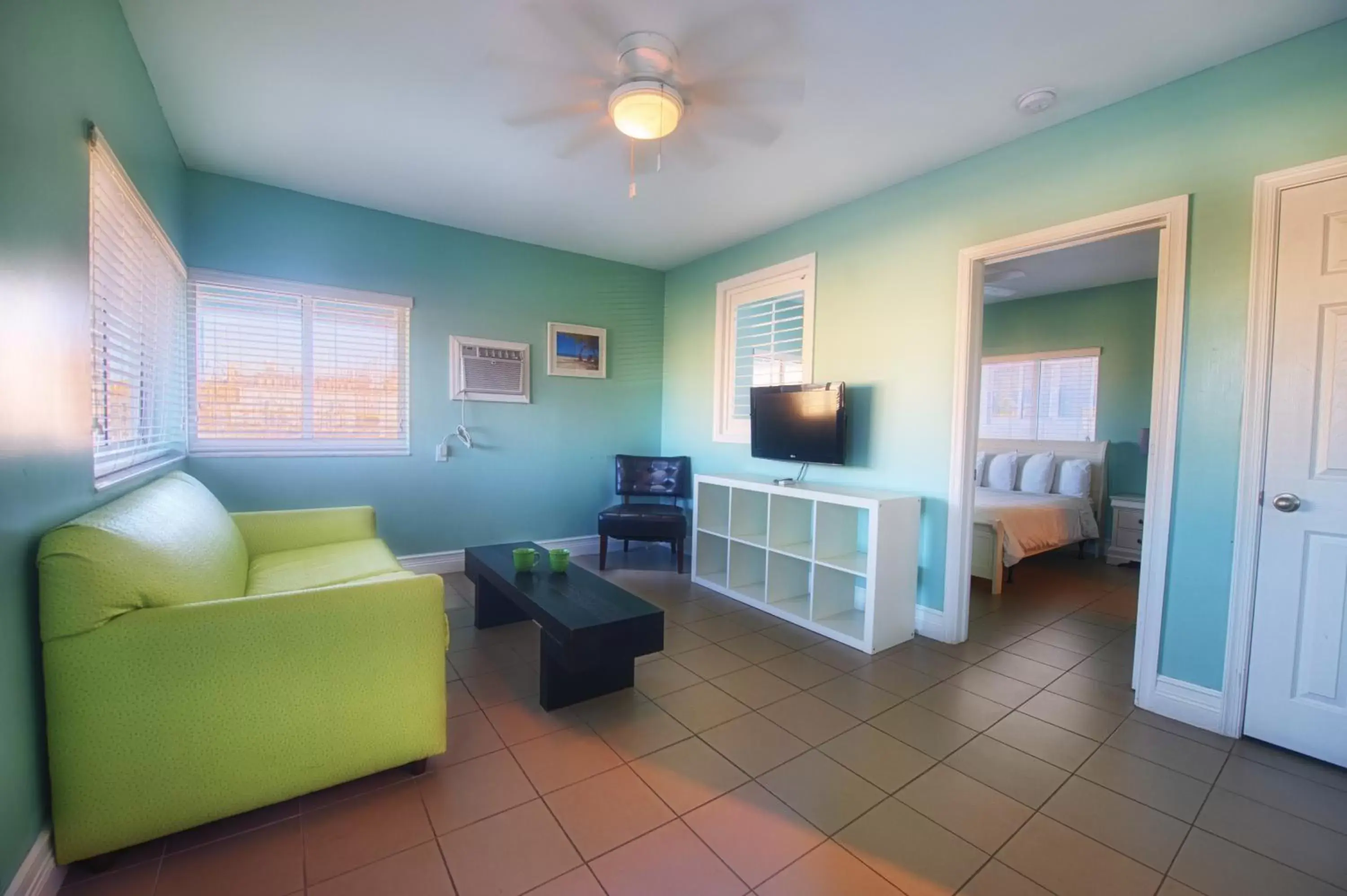 TV and multimedia, Seating Area in Hollywood Beachside Boutique Suite