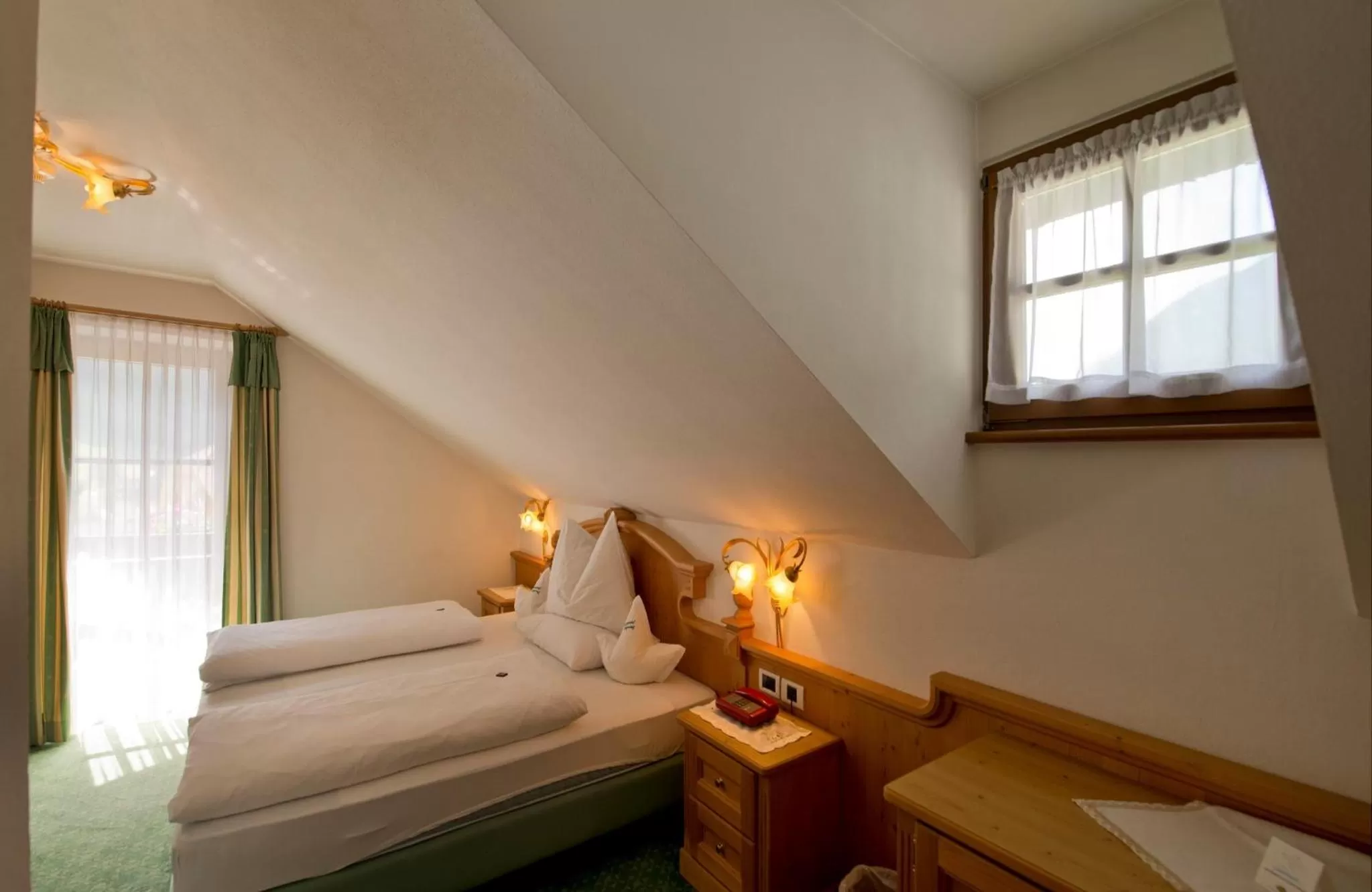 Photo of the whole room, Bed in Santeshotel