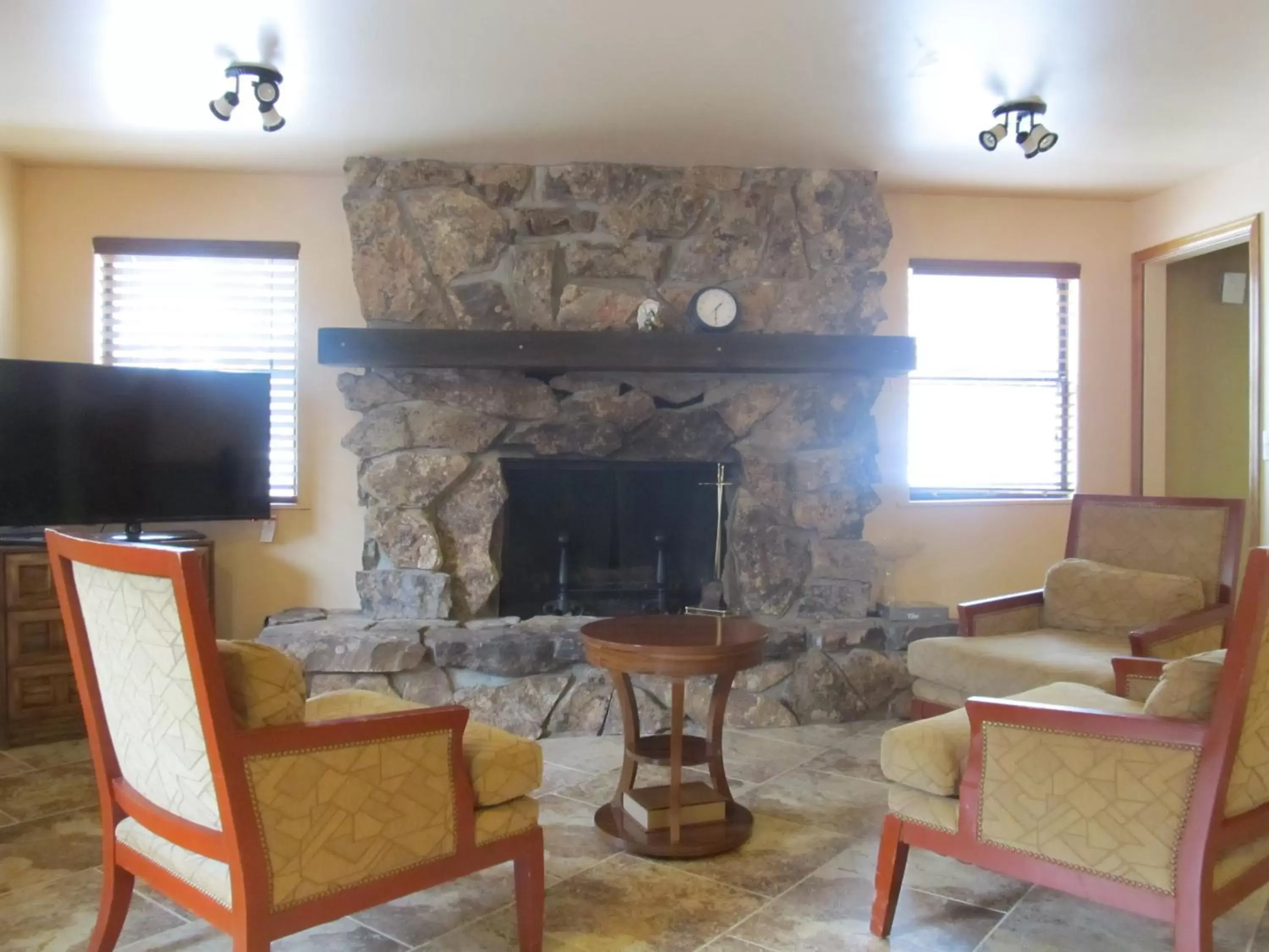 Lobby or reception, TV/Entertainment Center in Matterhorn Inn Ouray