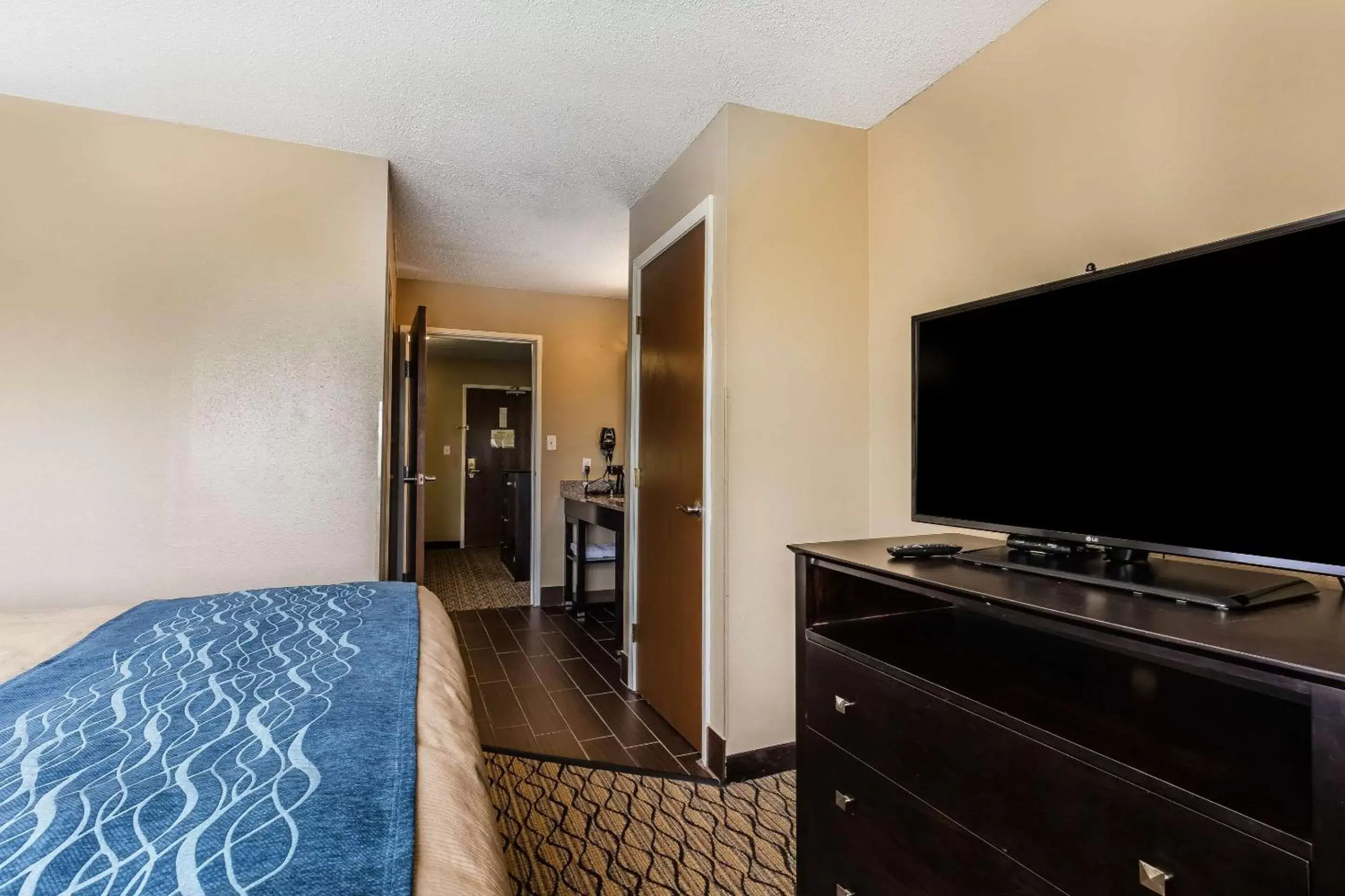 Photo of the whole room, TV/Entertainment Center in Comfort Inn & Suites Crystal Inn Sportsplex Gulfport