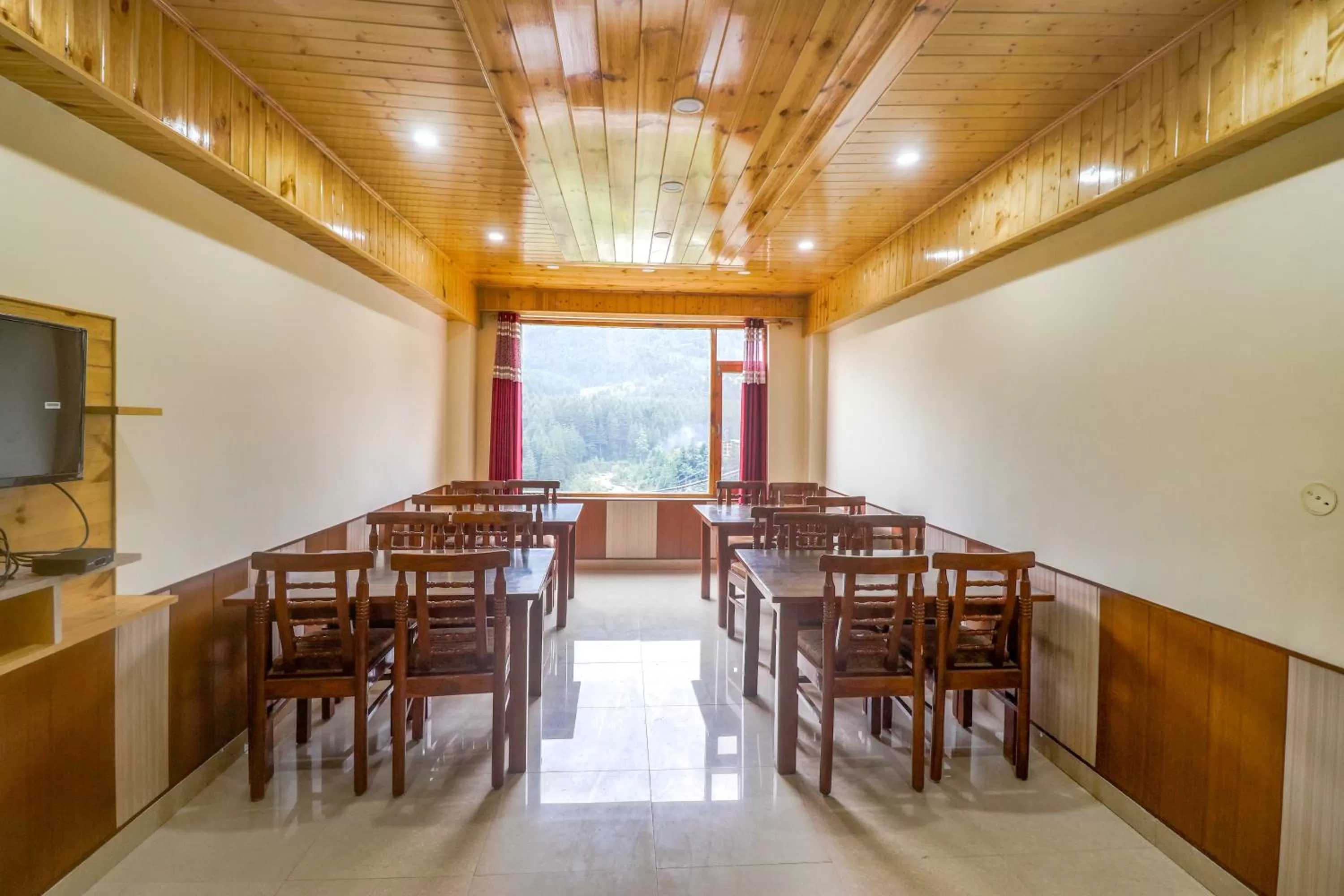 Restaurant/places to eat in FabHotel Castle Rock