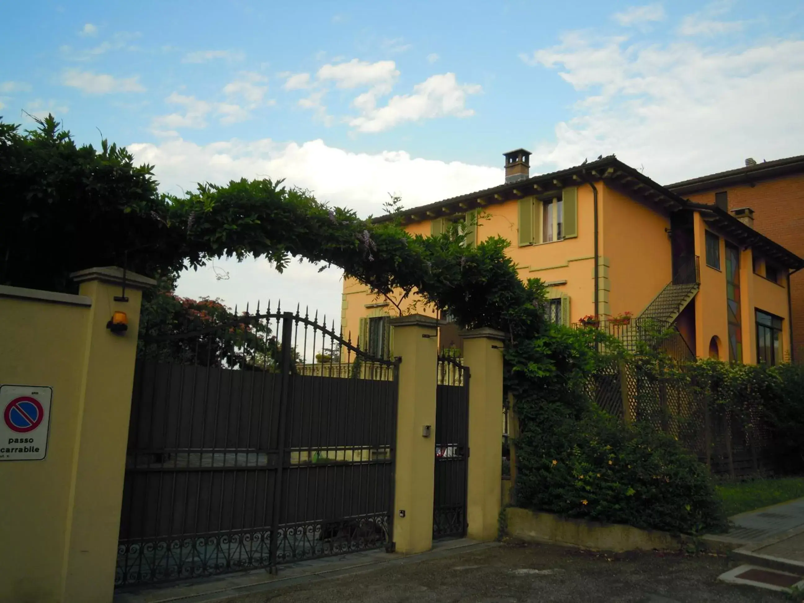 Facade/entrance, Property Building in Villa Mery