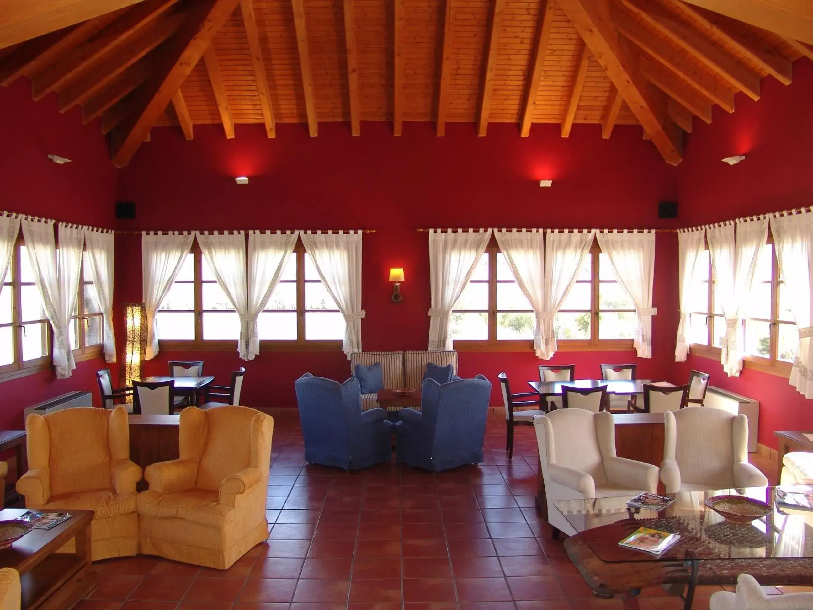 Communal lounge/ TV room in Hotel & SPA Peña Montañesa