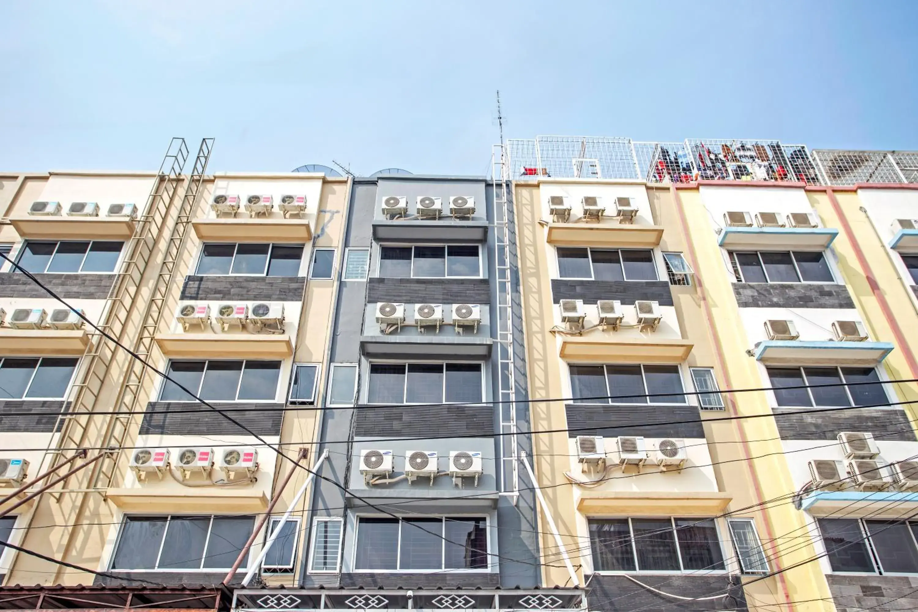 Property building in RedDoorz @ Mangga Besar 2 Property building in RedDoorz @ Mangga Besar 2