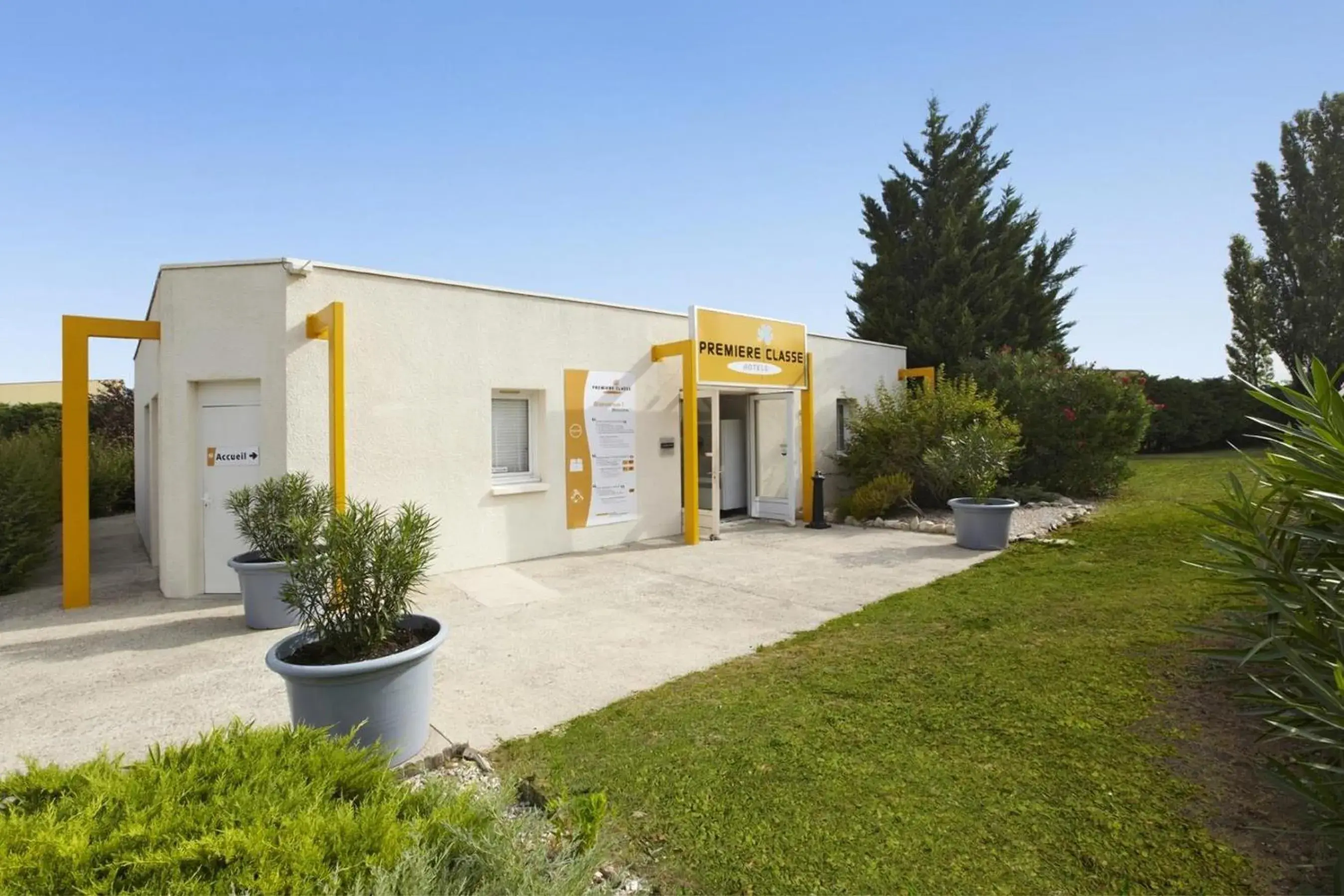 Facade/entrance in Premiere Classe Avignon - Courtine Gare