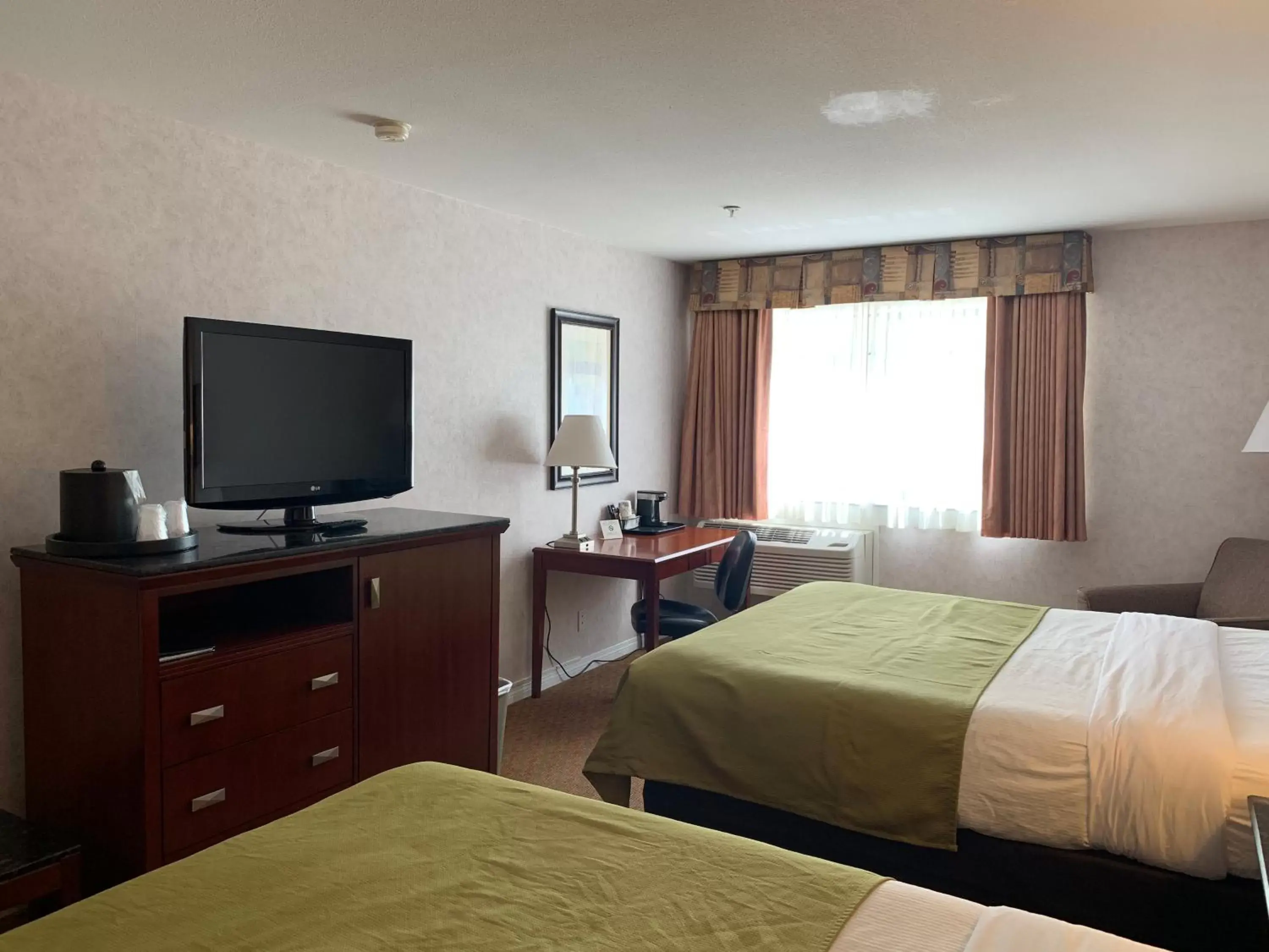 Bed, TV/Entertainment Center in Pacific Inn & Suites Kamloops