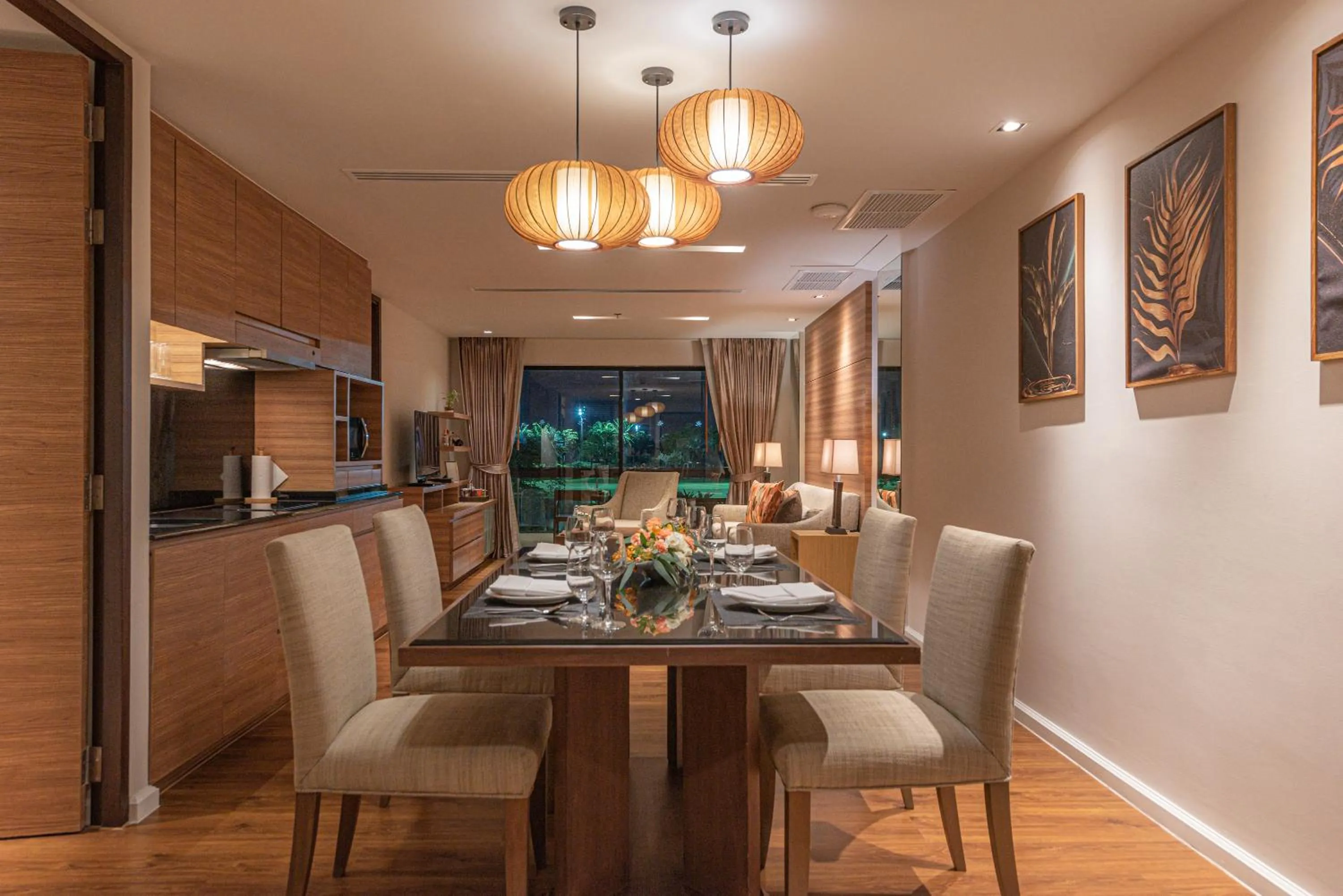 Dining area in Summit Windmill Golf Suite Hotel at Suvarnabhumi