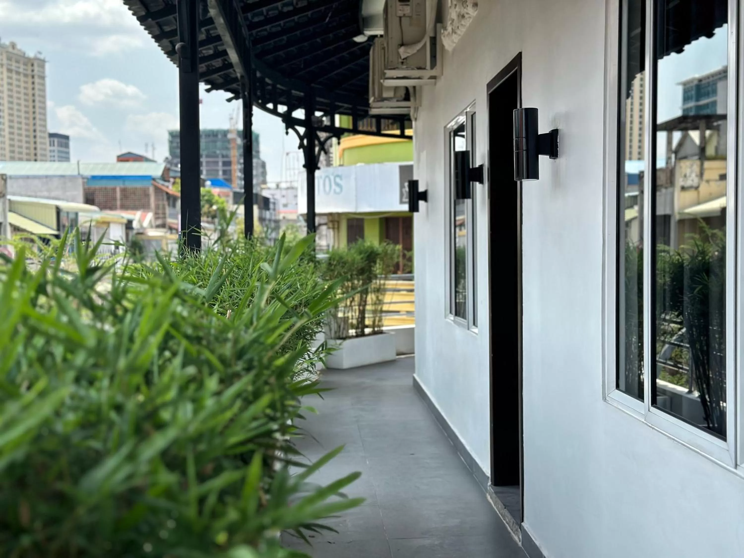 Garden in Sun Chakra Boutique Hotel - 50m to Museum & Royal Palace & Walking street