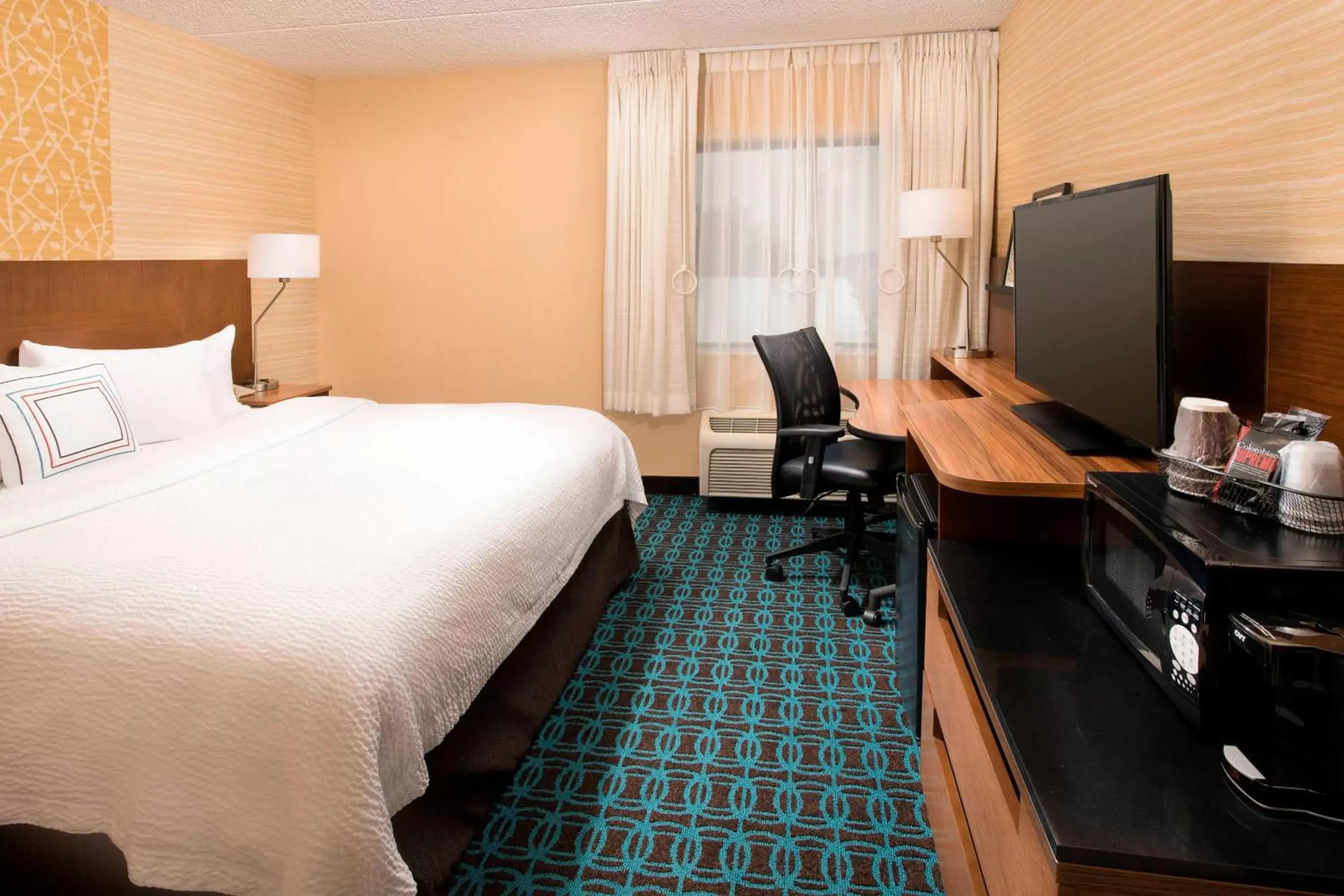 Photo of the whole room, Bed in Fairfield Inn & Suites by Marriott Albany East Greenbush