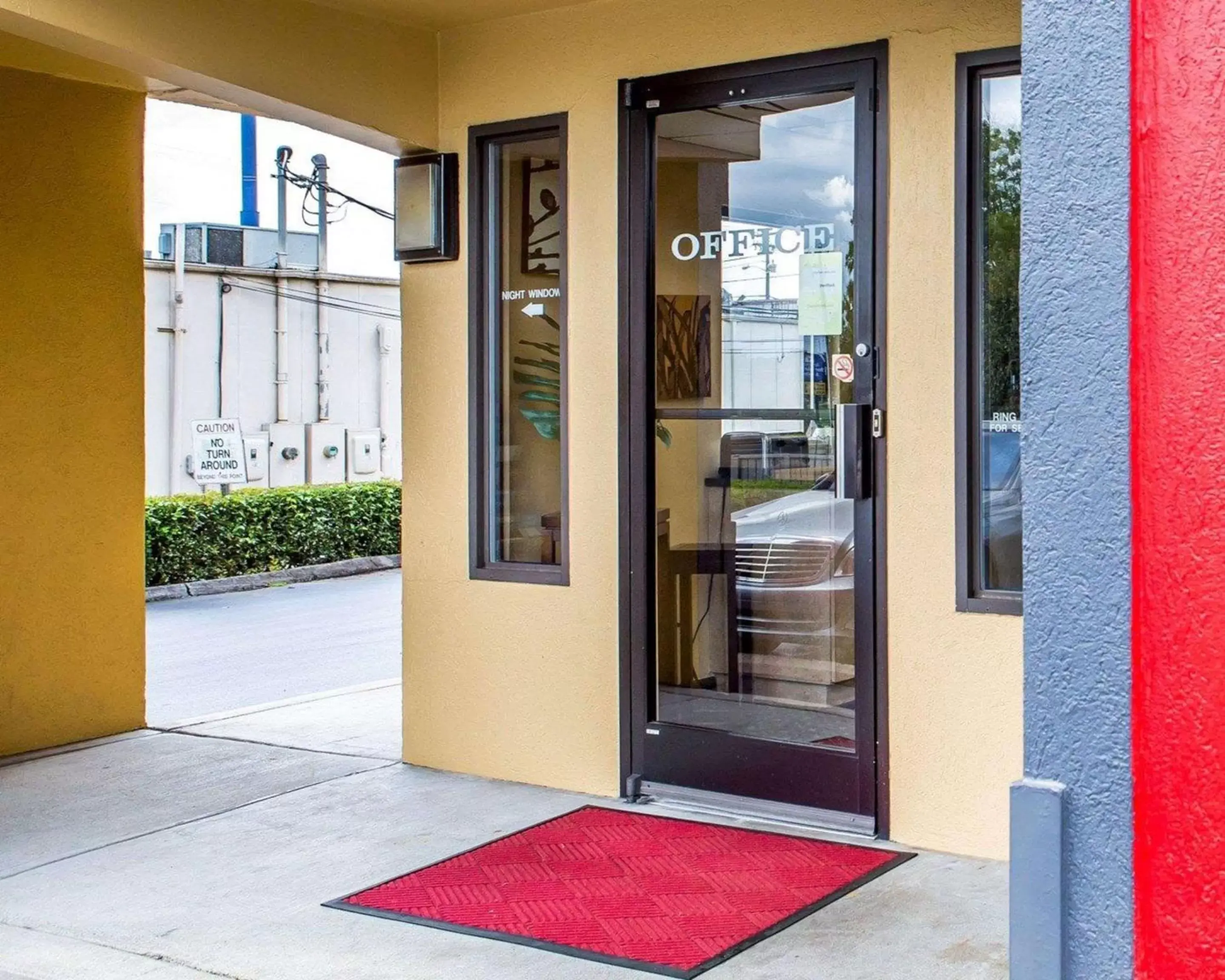 Property building in Econo Lodge Knoxville North Property building in Econo Lodge Knoxville North