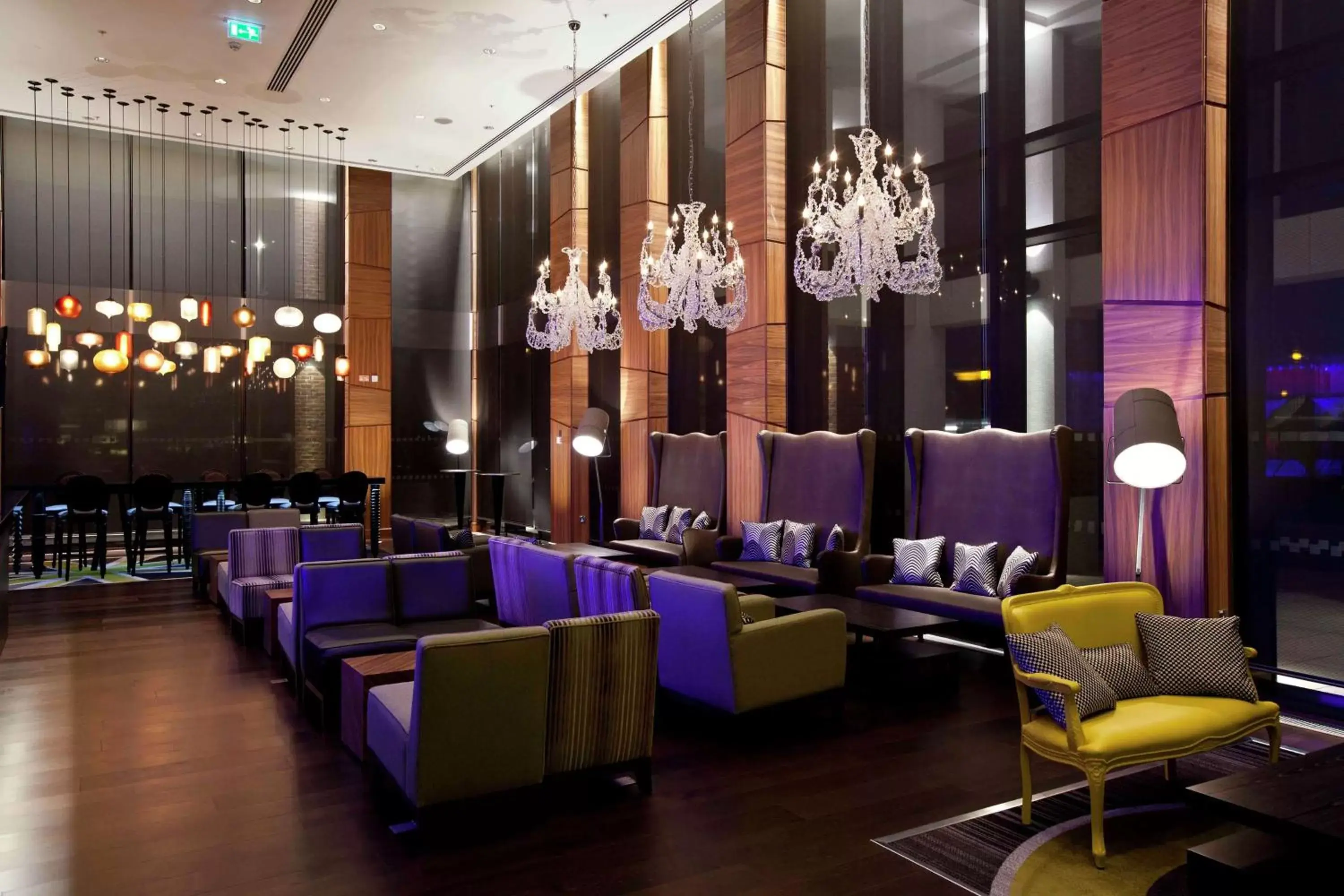 Lounge or bar, Restaurant/Places to Eat in Hilton London Heathrow Airport Terminal 5