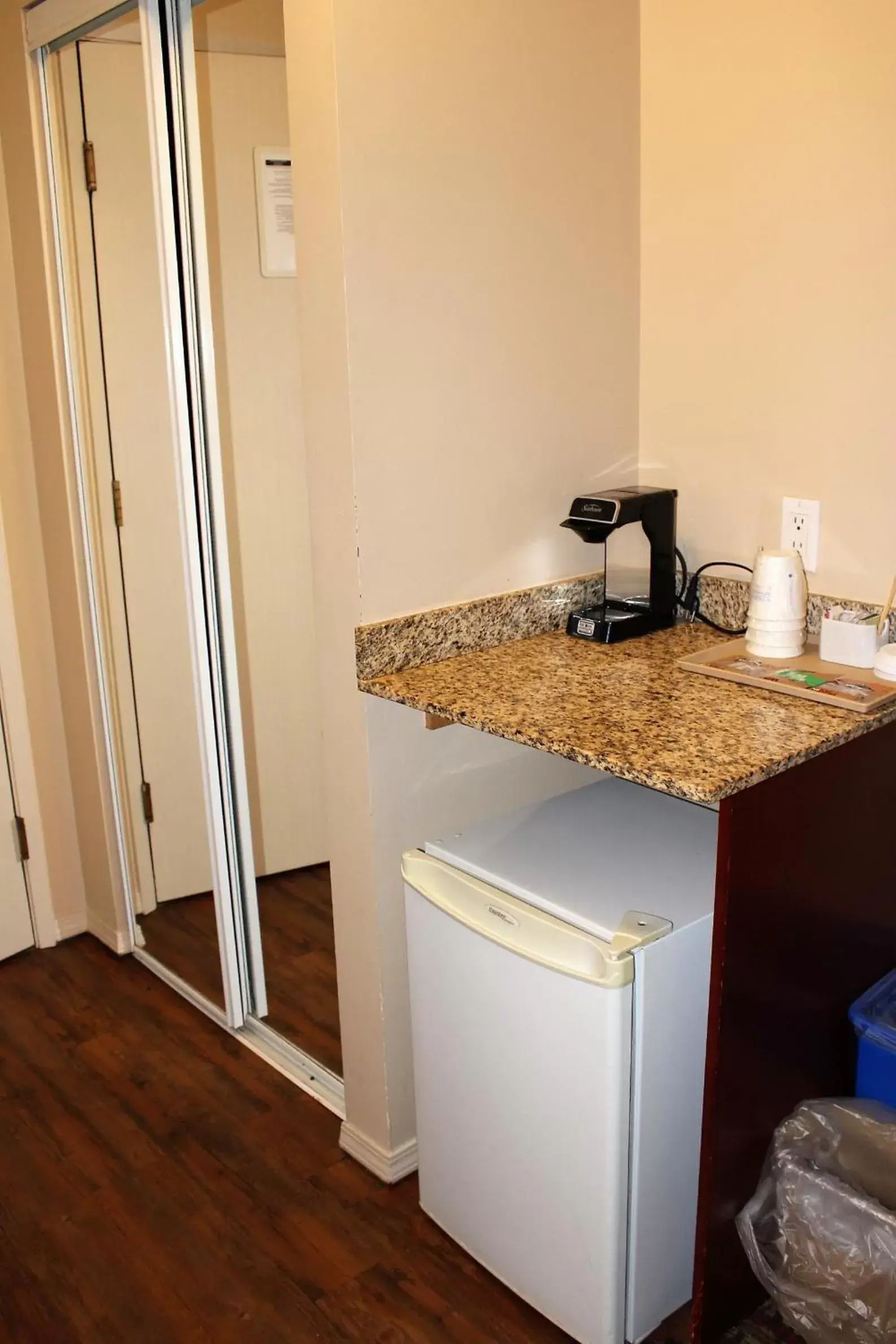 Coffee/tea facilities, Kitchen/Kitchenette in Ramada by Wyndham Campbell River