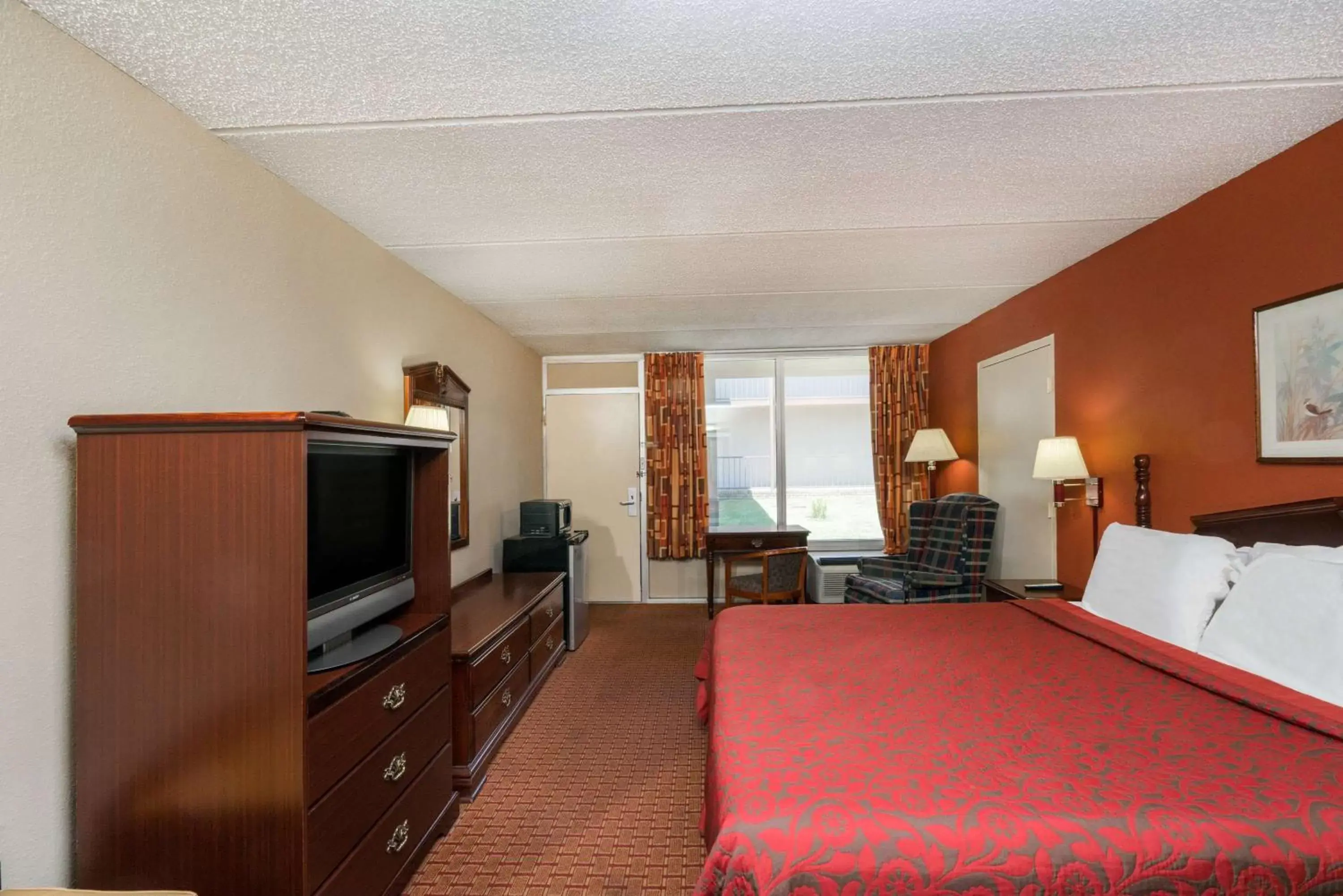 Photo of the whole room, TV/Entertainment Center in Days Inn by Wyndham Hurricane Mills