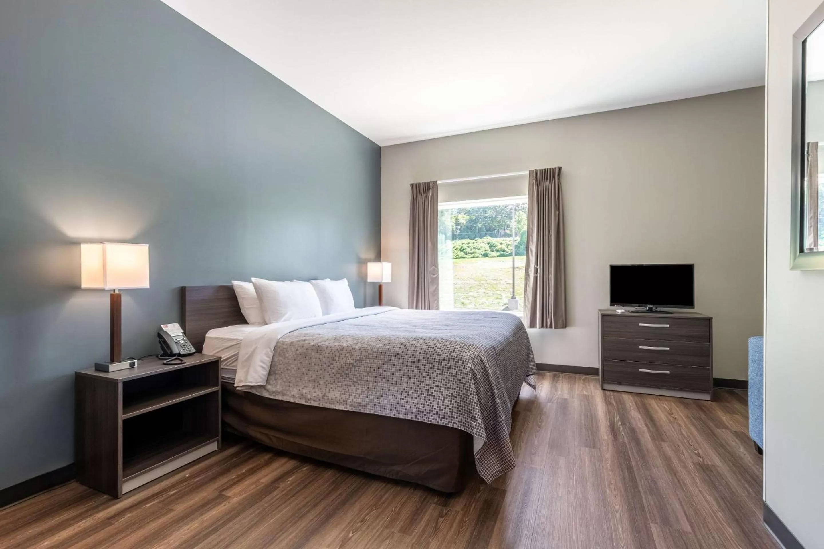 Photo of the whole room, Bed in Econo Lodge