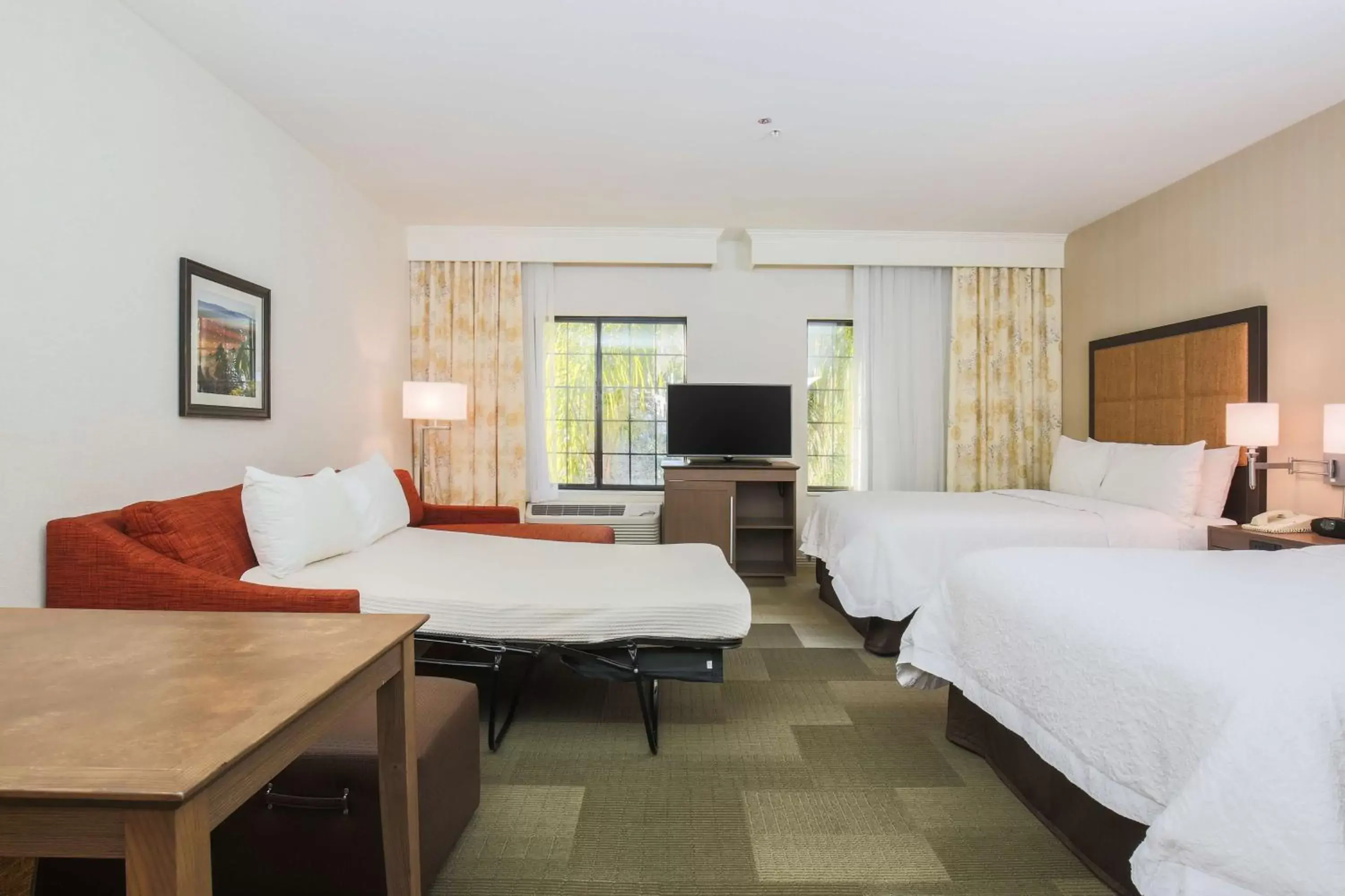Bed in Hampton Inn & Suites Camarillo Bed in Hampton Inn & Suites Camarillo