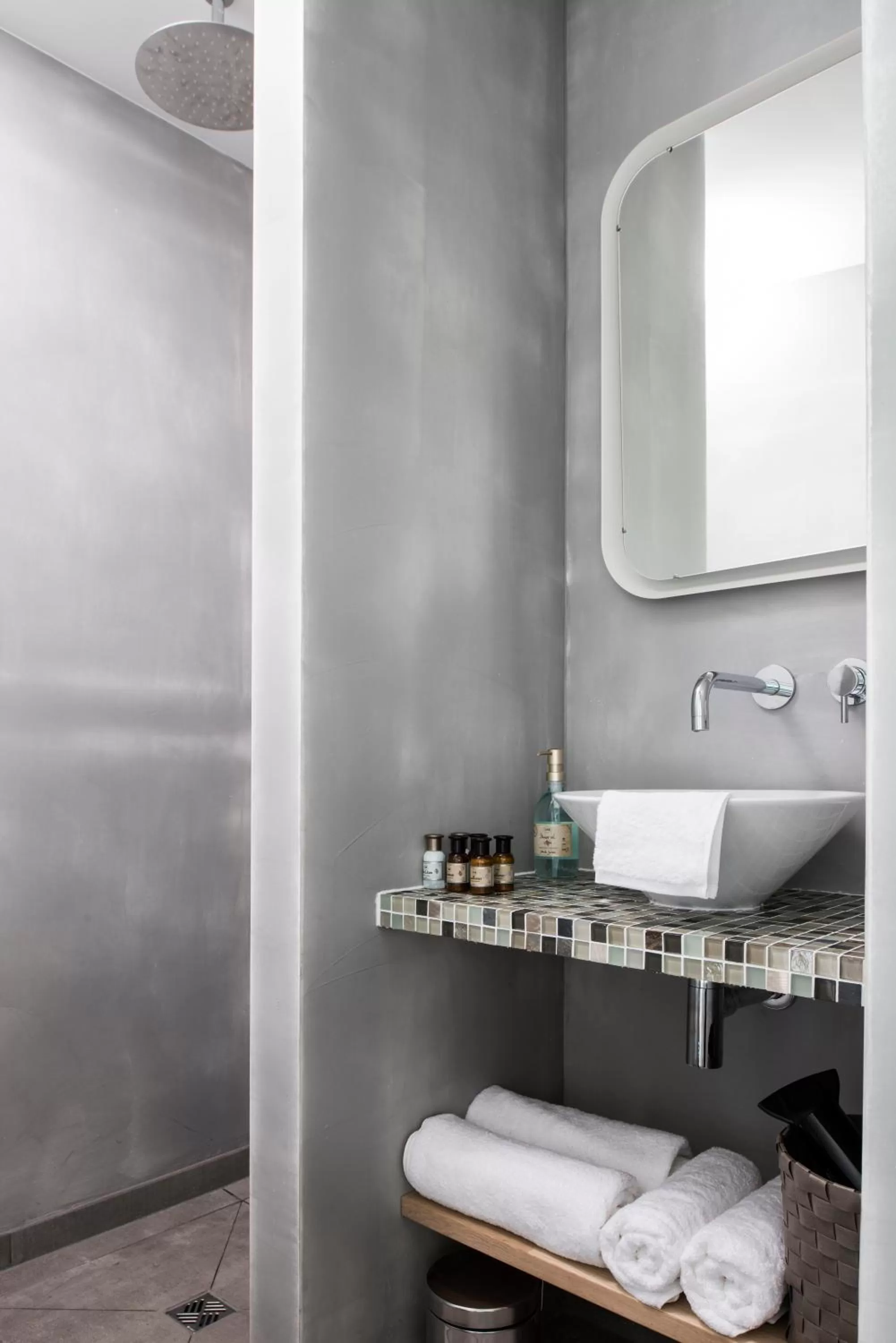 Bathroom in De Pier Suites