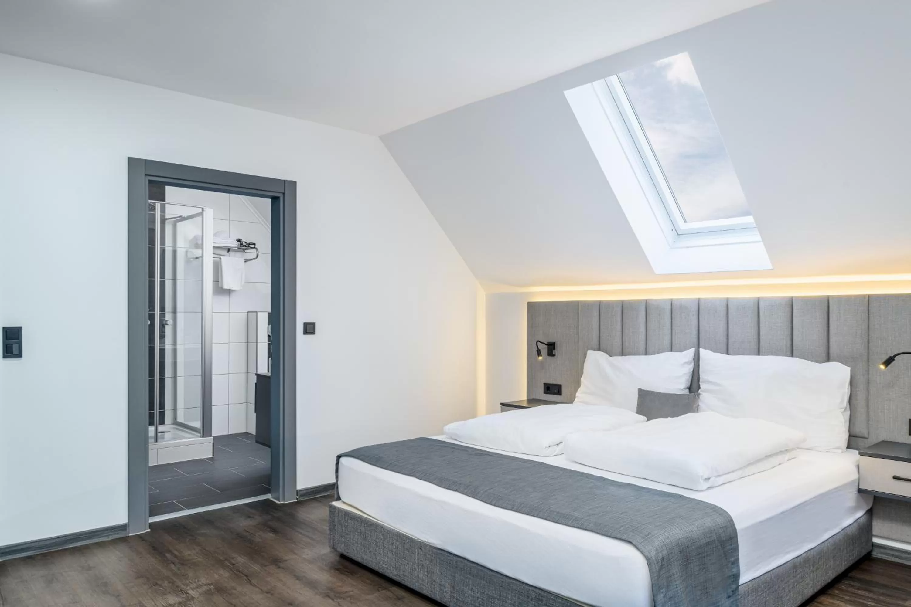 Bed in PARKHOTEL BRAUNAU - 24 Stunden Self Check-IN