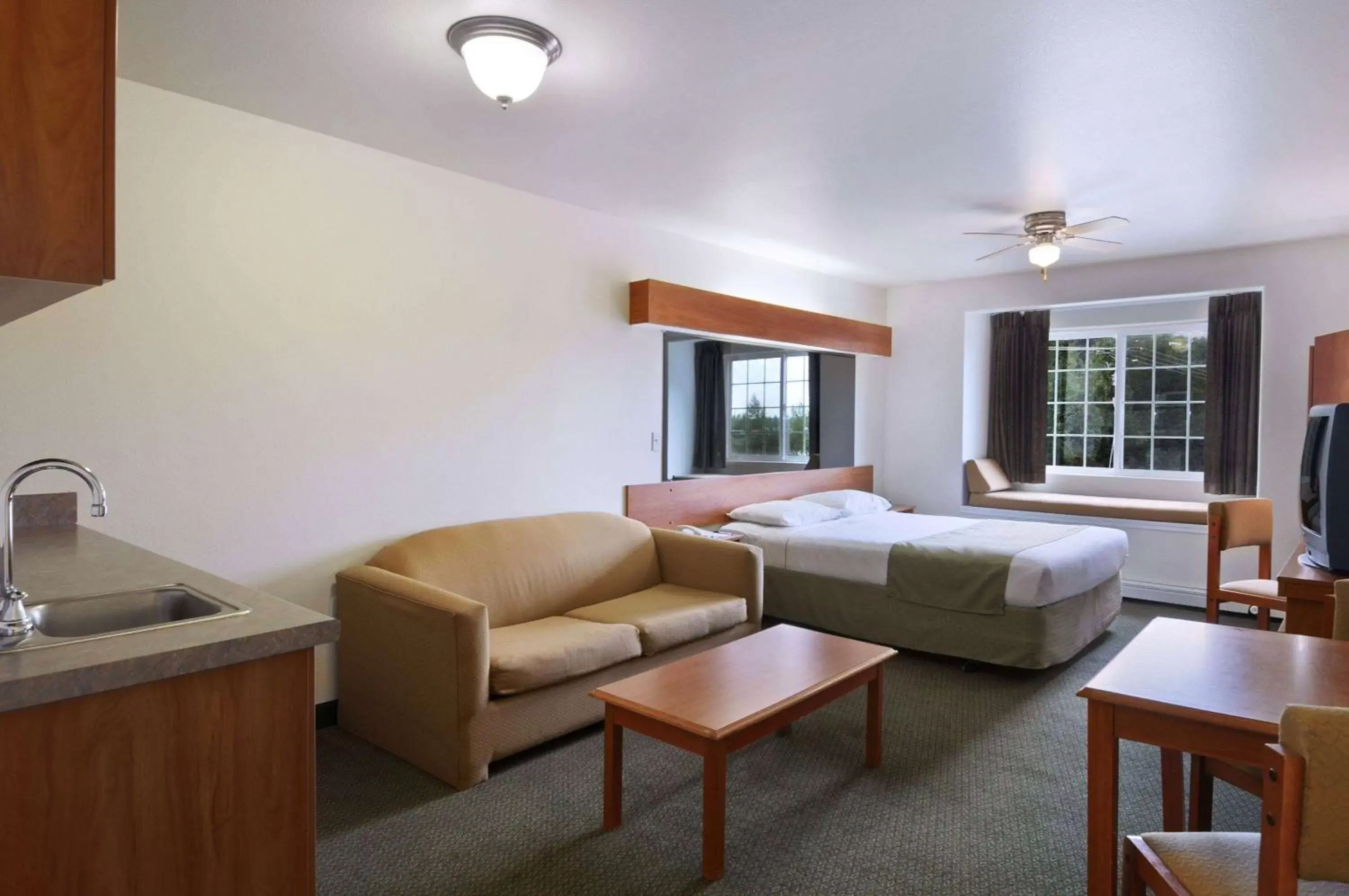 Bed, Seating Area in Eagle River Microtel