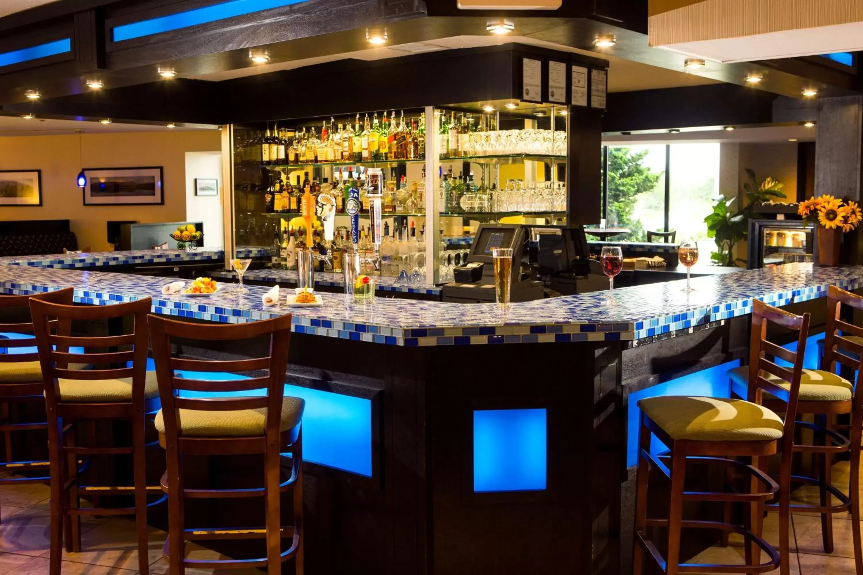 Lounge or bar, Restaurant/Places to Eat in DoubleTree by Hilton Portland, ME