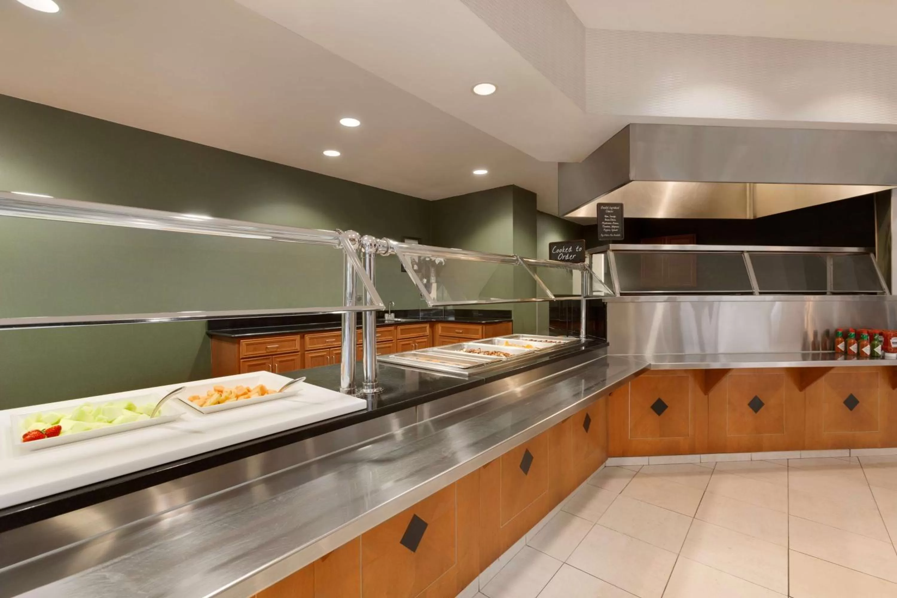 Dining area in Embassy Suites Newark - Wilmington/South
