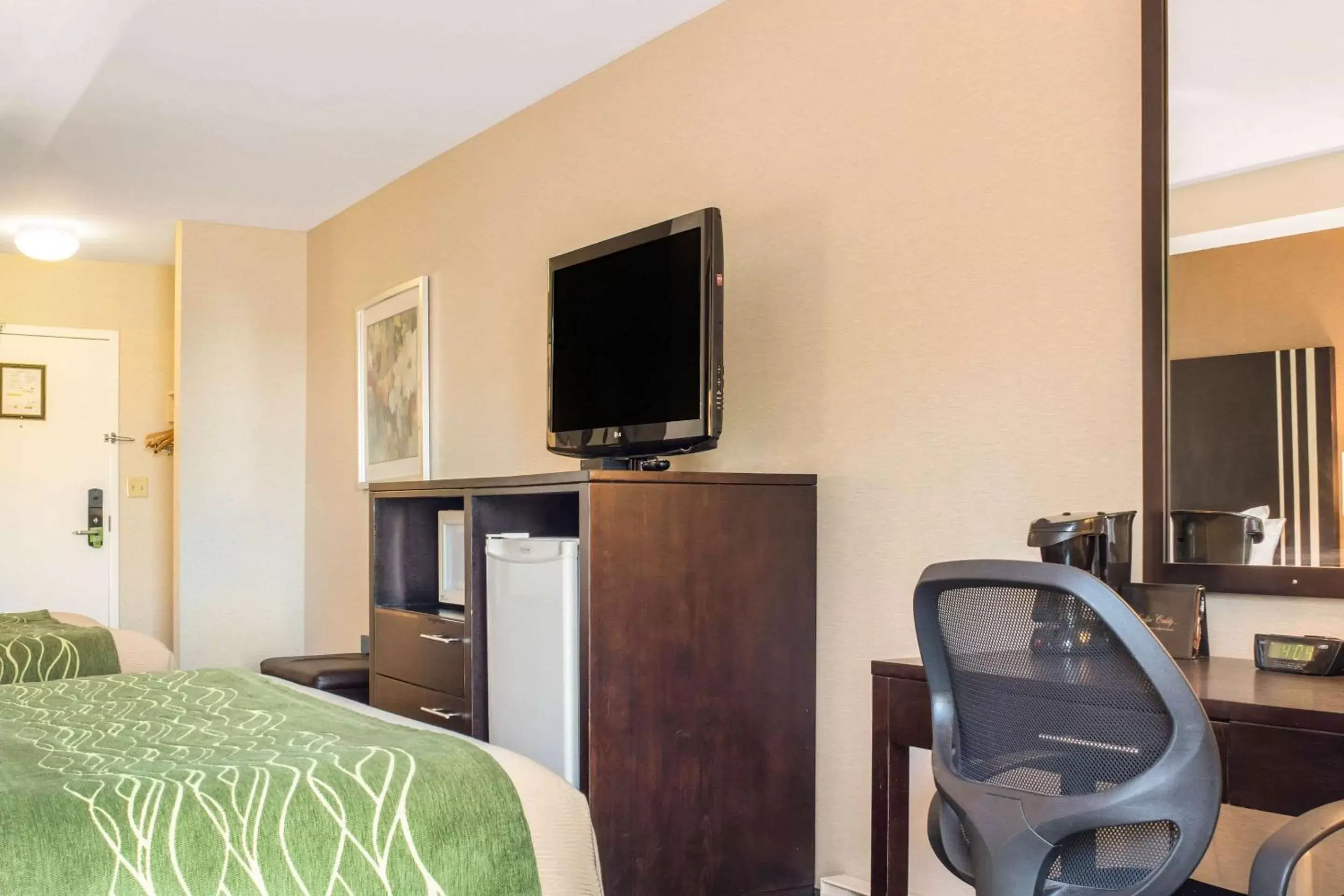 Photo of the whole room, TV/Entertainment Center in Comfort Inn Halifax