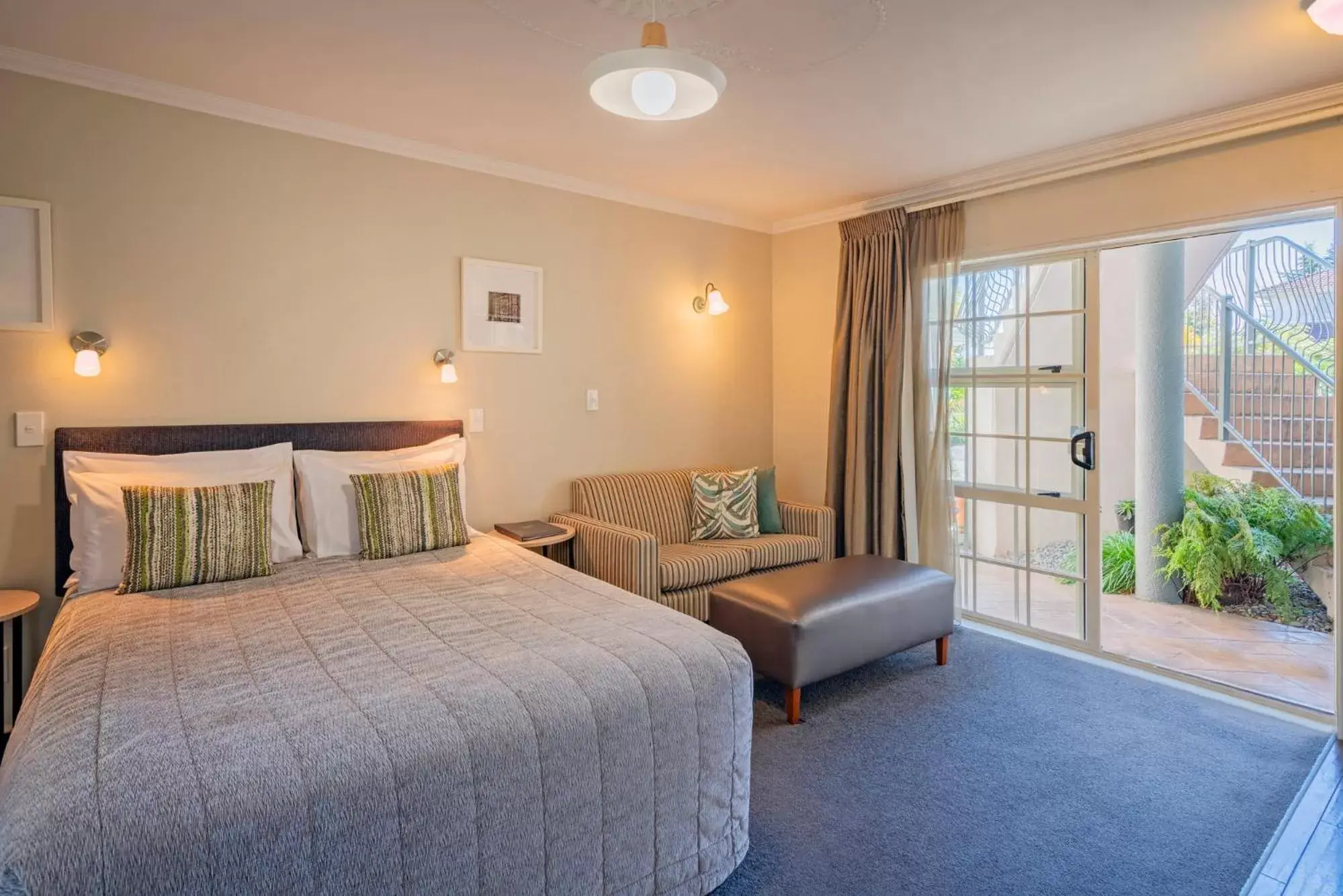 Bed in Silver Fern Rotorua Suites & Spa