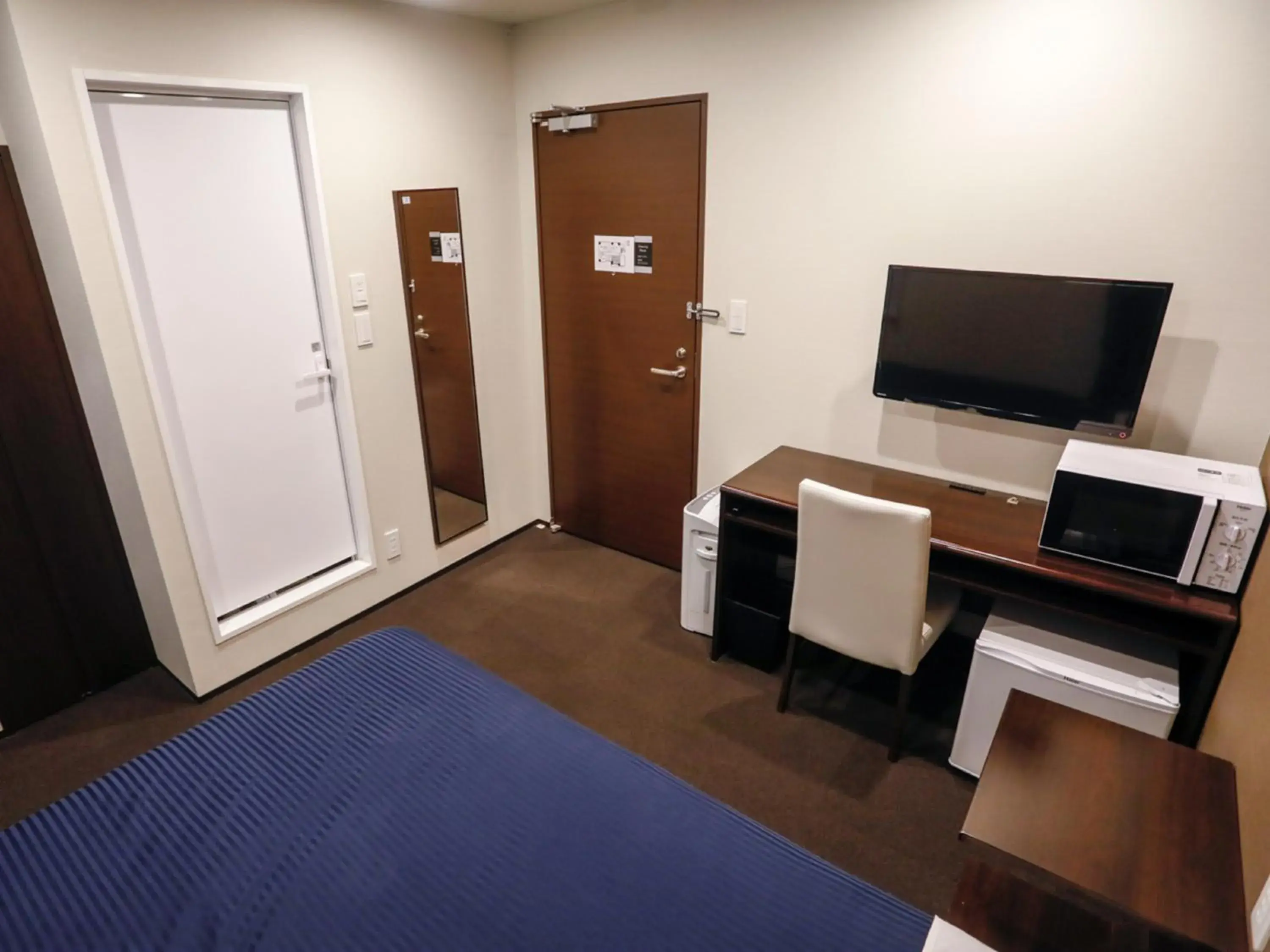 Bed, TV/Entertainment Center in HOTEL LiVEMAX Higashi Ginza