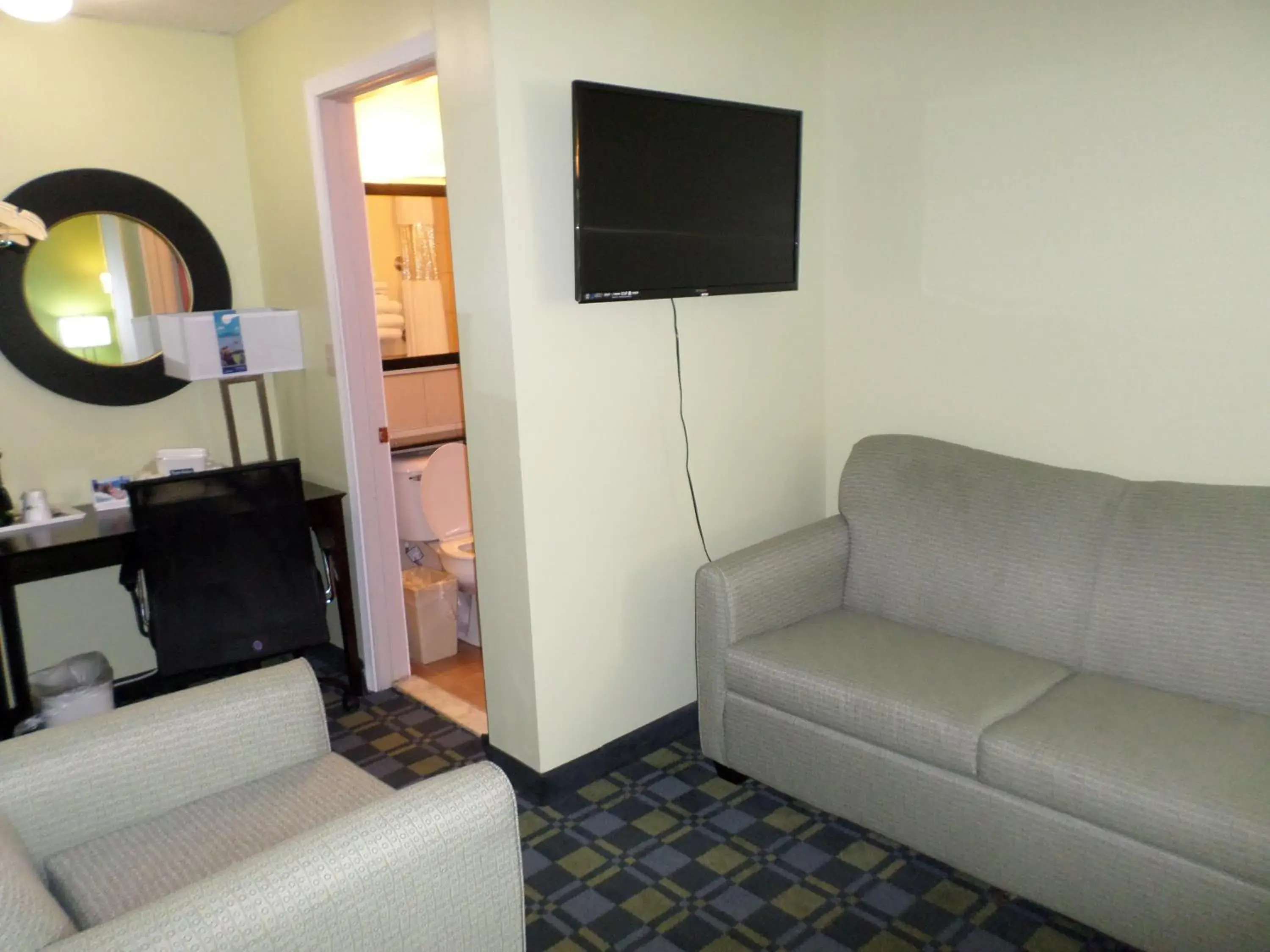 Seating area, TV/Entertainment Center in Travelodge by Wyndham Cleveland Lakewood