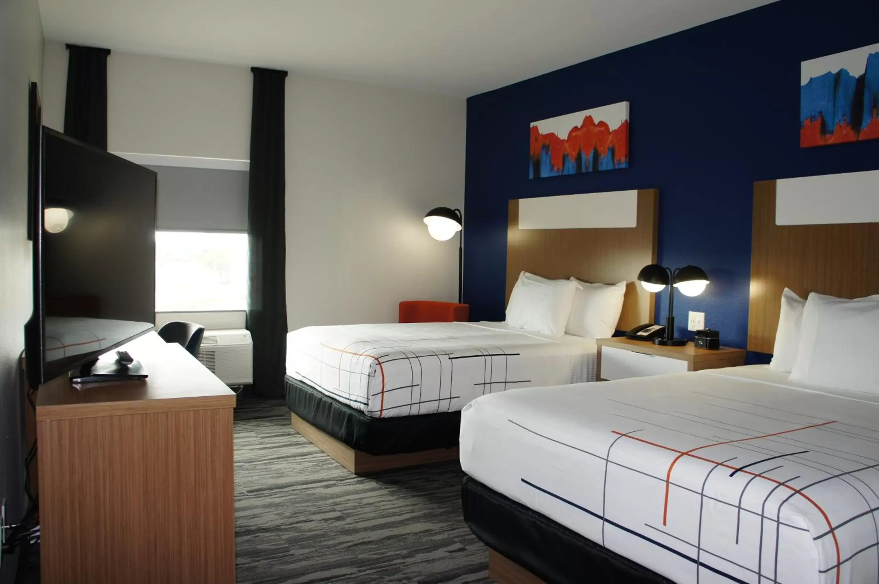 Bed in La Quinta Inn & Suites Katy-Mills by Wyndham Katy