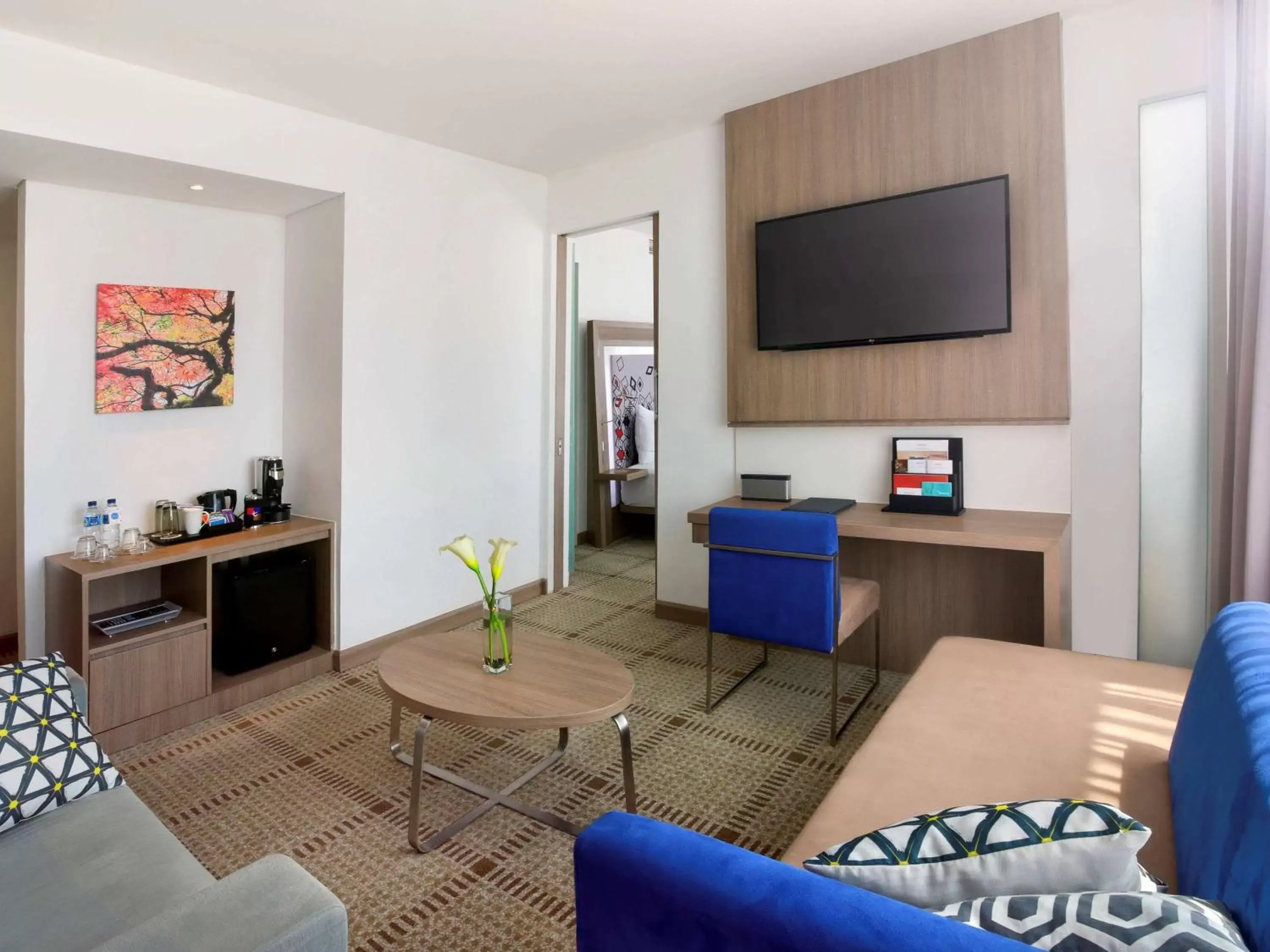 Photo of the whole room, TV/Entertainment Center in Novotel Makassar Grand Shayla