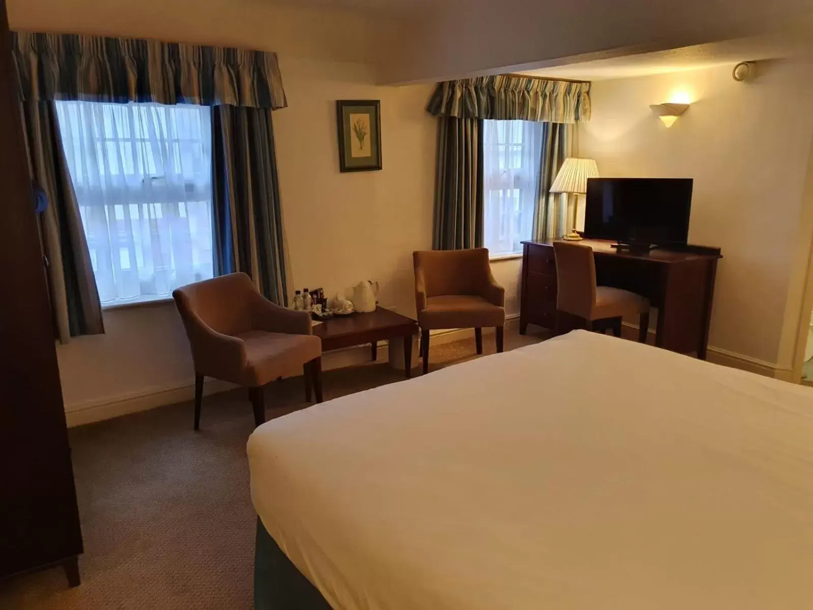 Bed, TV/Entertainment Center in The George Hotel Easingwold
