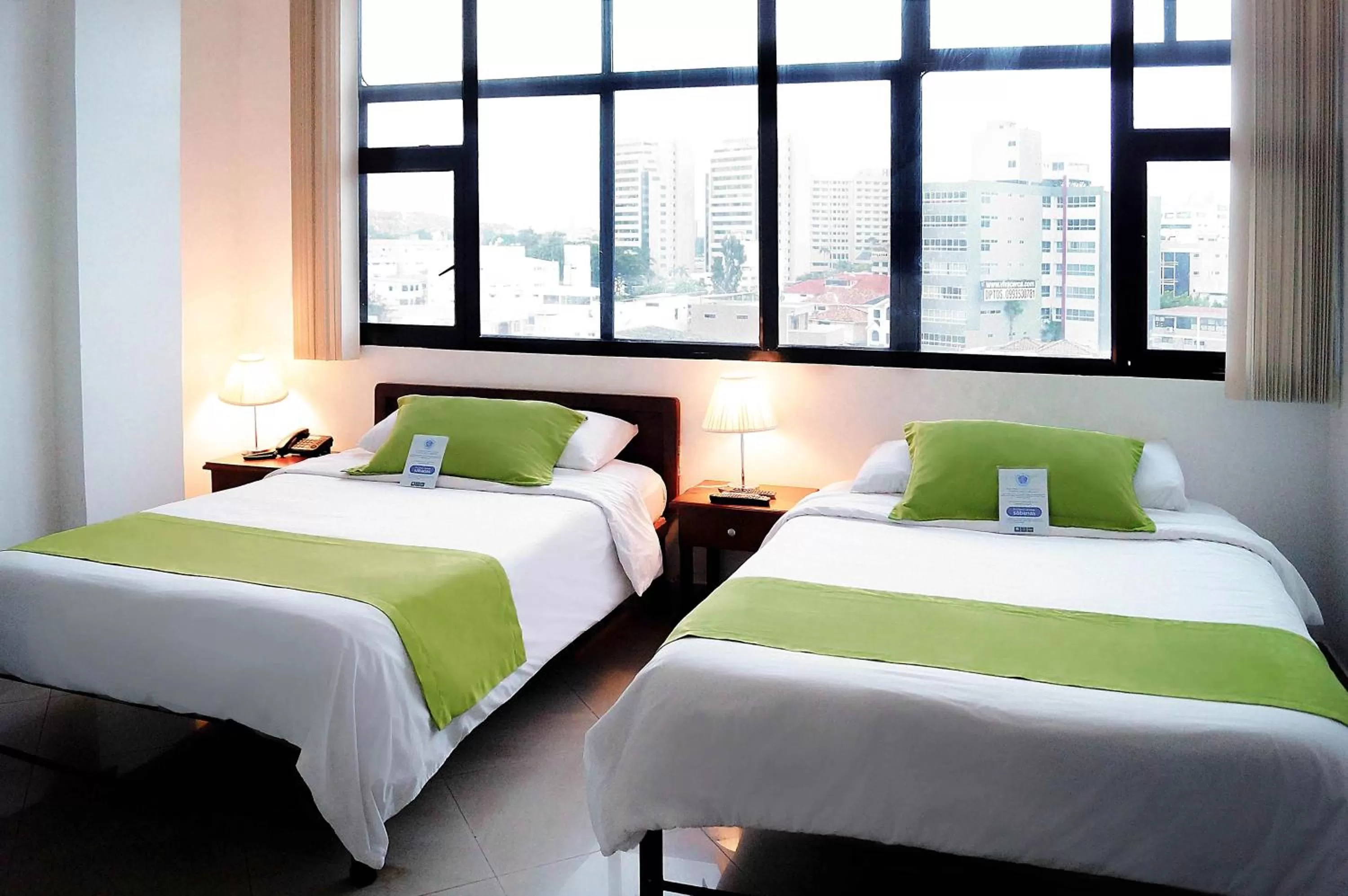 Bed in Hotel Castell - Cerca Del Aeropuerto