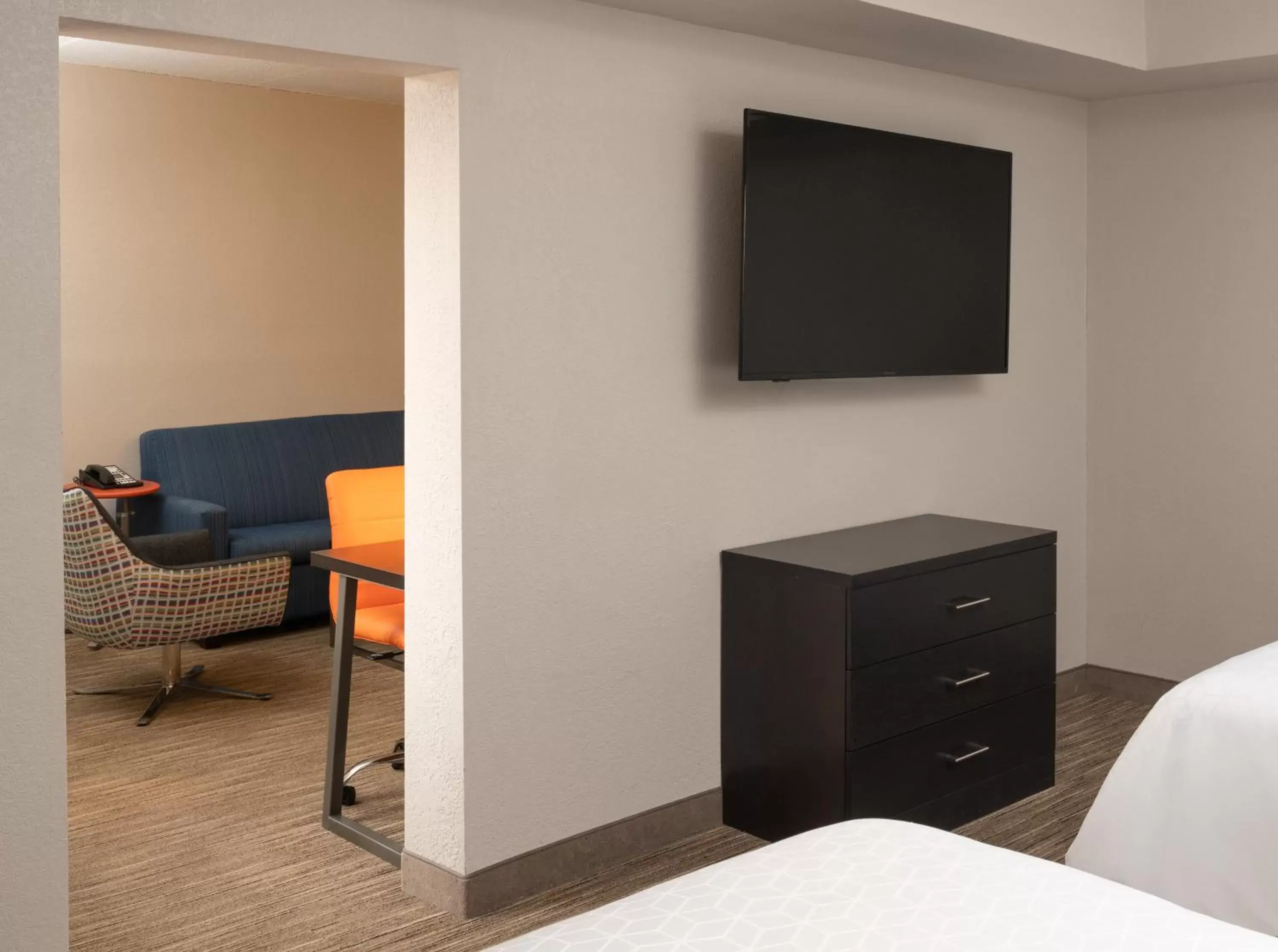 Photo of the whole room, TV/Entertainment Center in Holiday Inn Express Rochester - Greece, an IHG Hotel