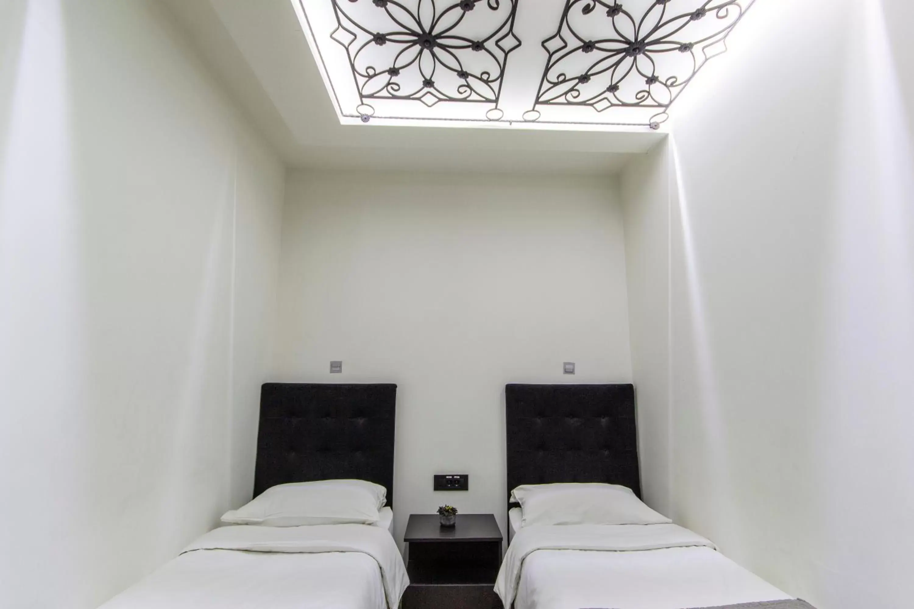 Economy Twin Room - single occupancy - Basement in Madison - Square Sava Economy Twin Room - single occupancy - Basement in Madison - Square Sava