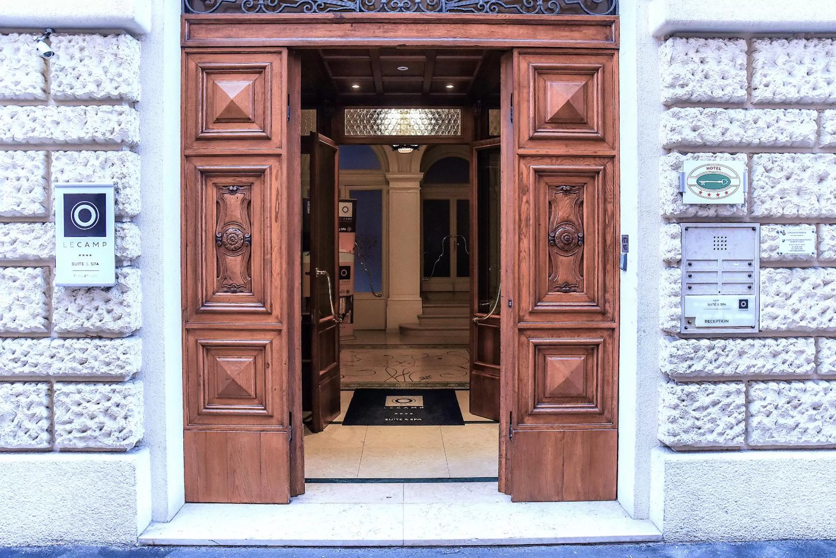 Facade/entrance in Le Camp Suite & Spa