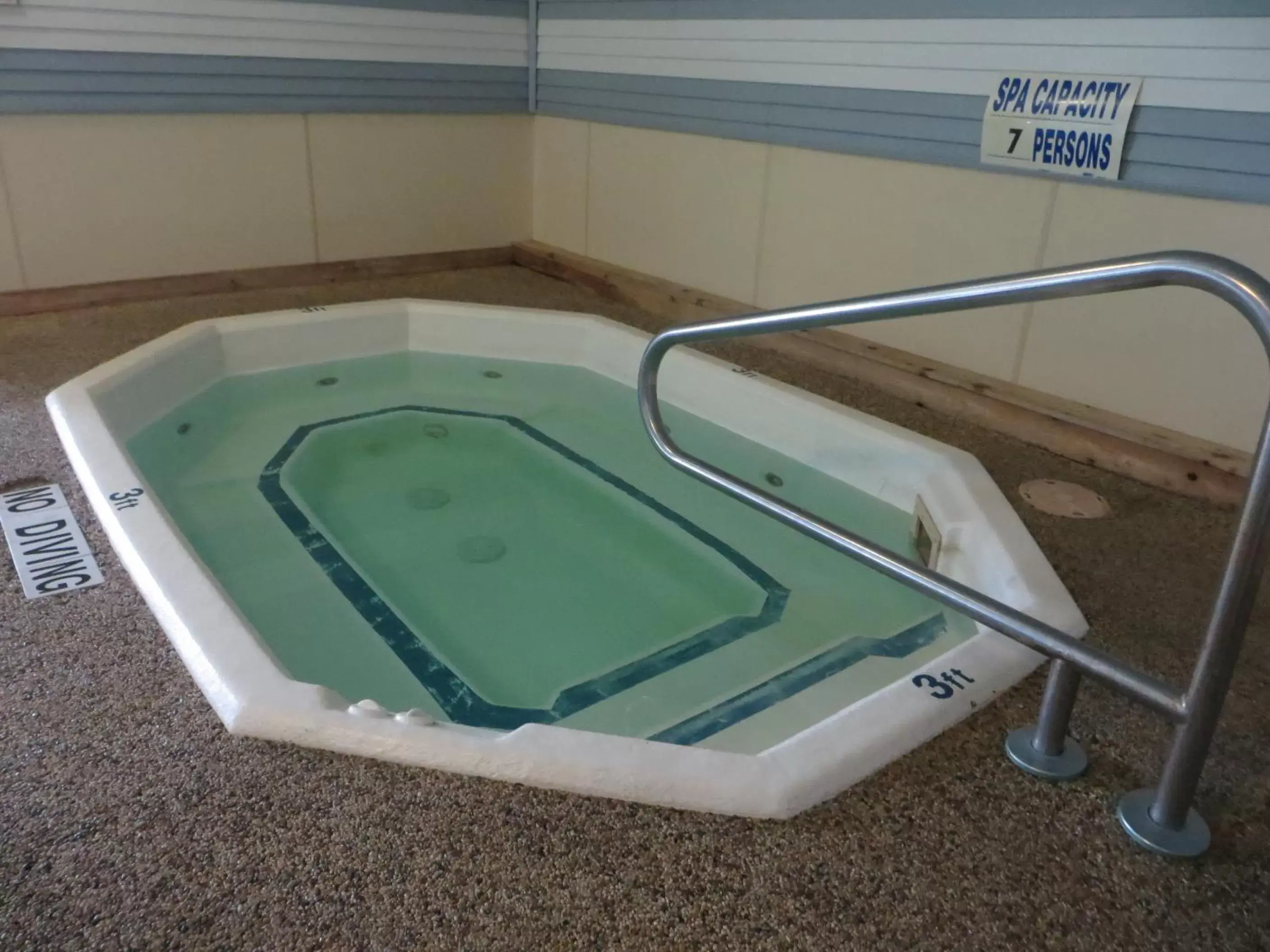 Hot Tub, Swimming Pool in Days Inn by Wyndham Alpena