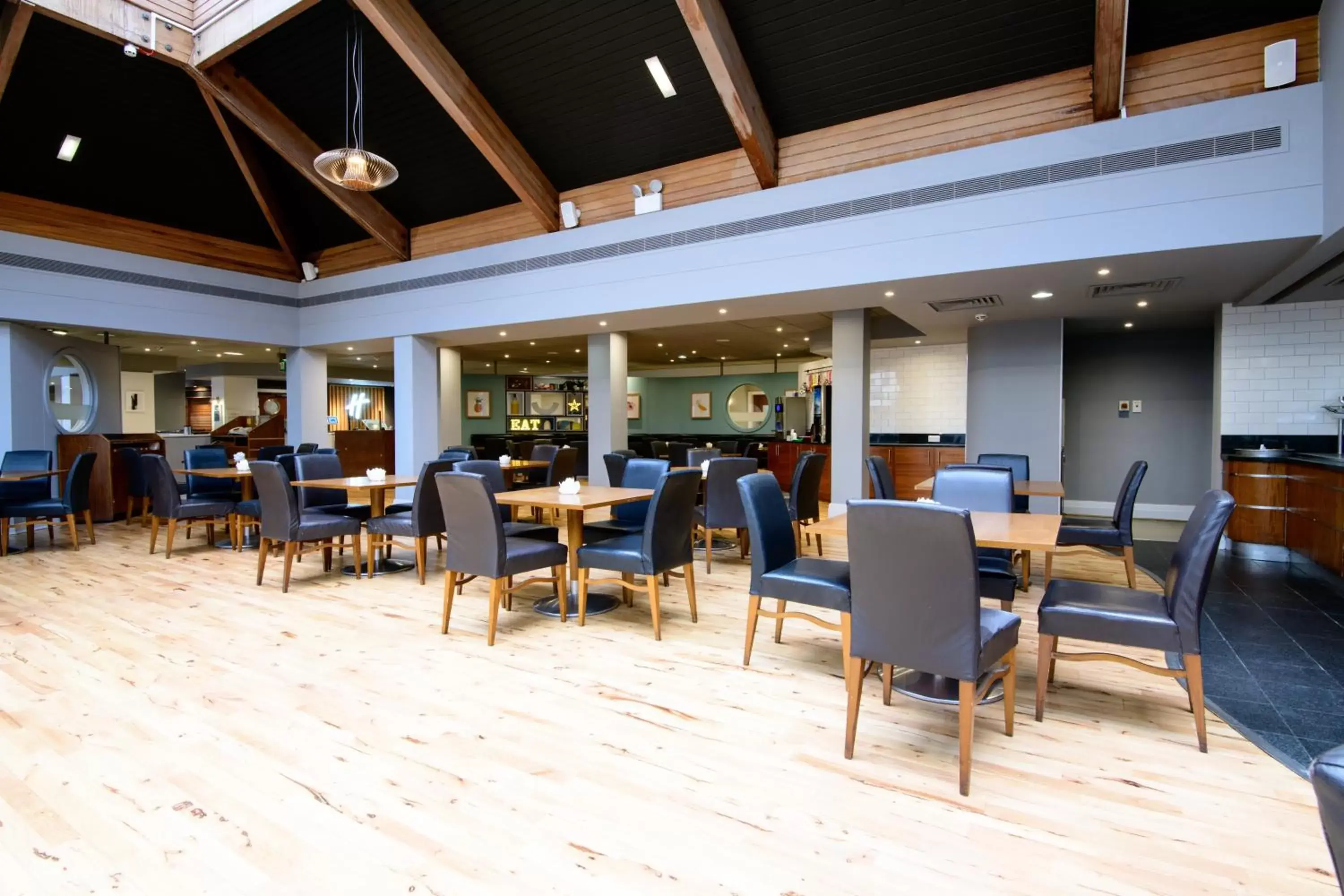 Lounge or bar, Restaurant/Places to Eat in Holiday Inn Bolton Centre, an IHG Hotel