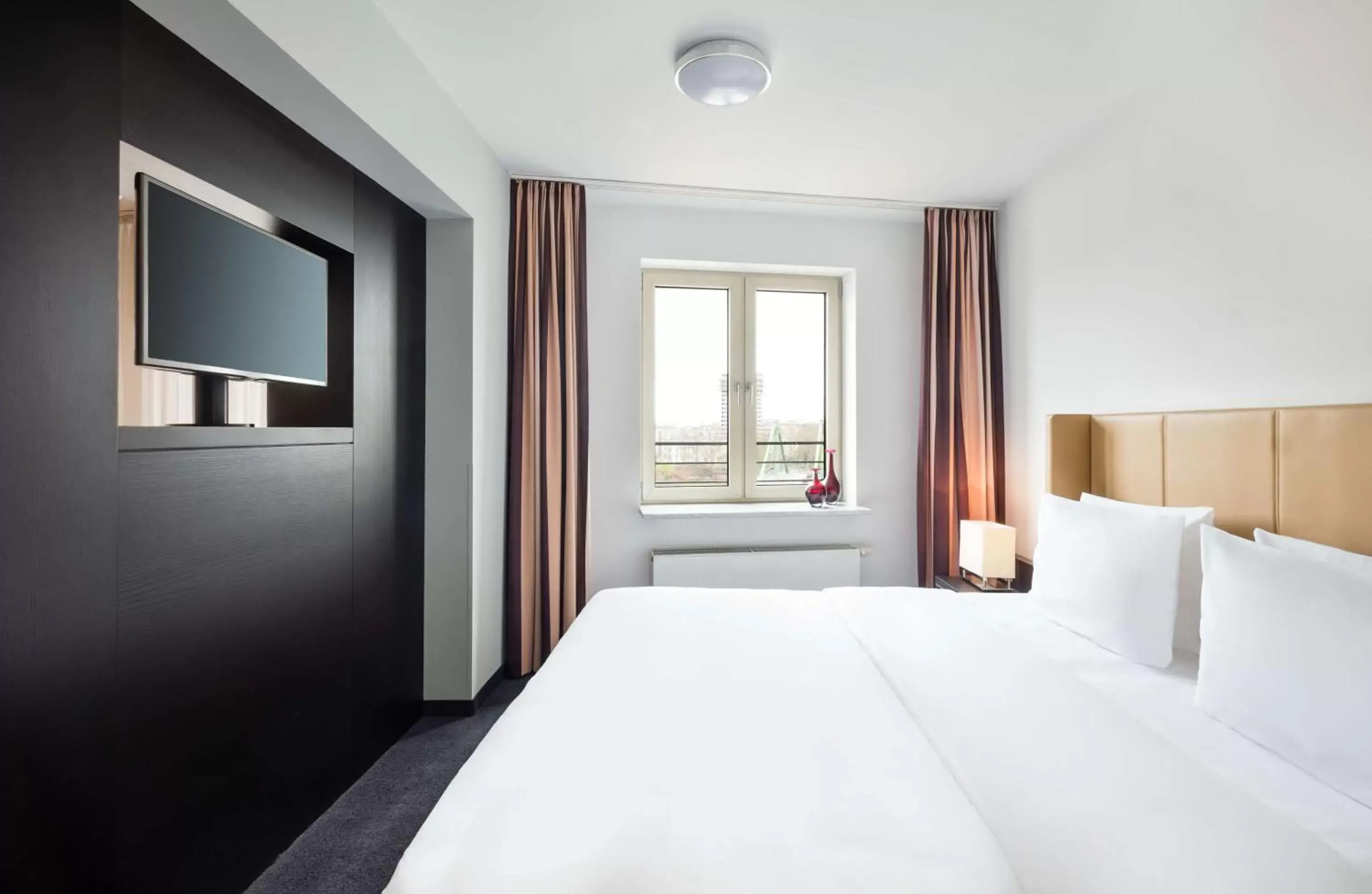 Photo of the whole room, Bed in Lindner Hotel Frankfurt Main Plaza, part of JdV by Hyatt