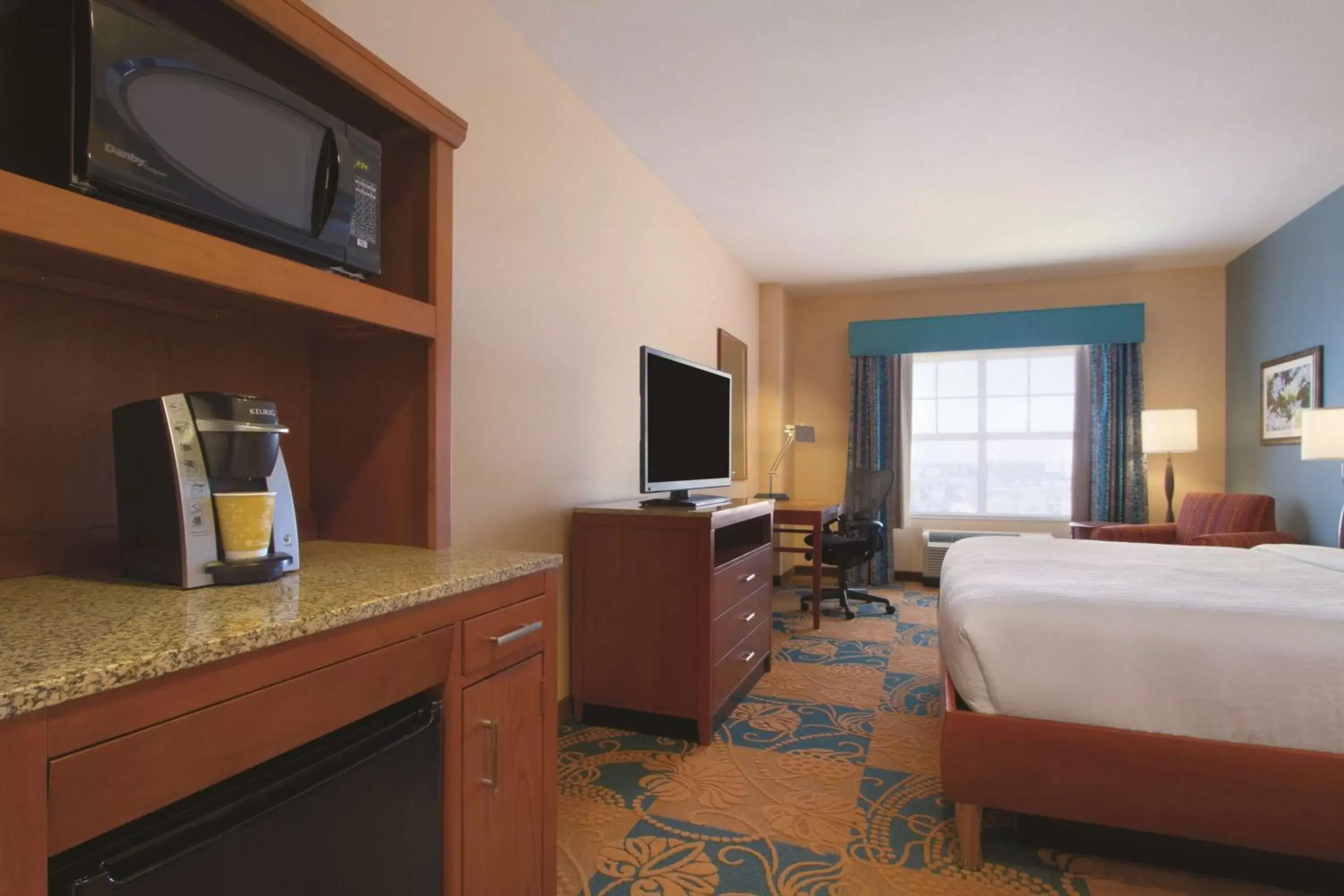 Bedroom, TV/Entertainment Center in Hilton Garden Inn Oklahoma City/Bricktown