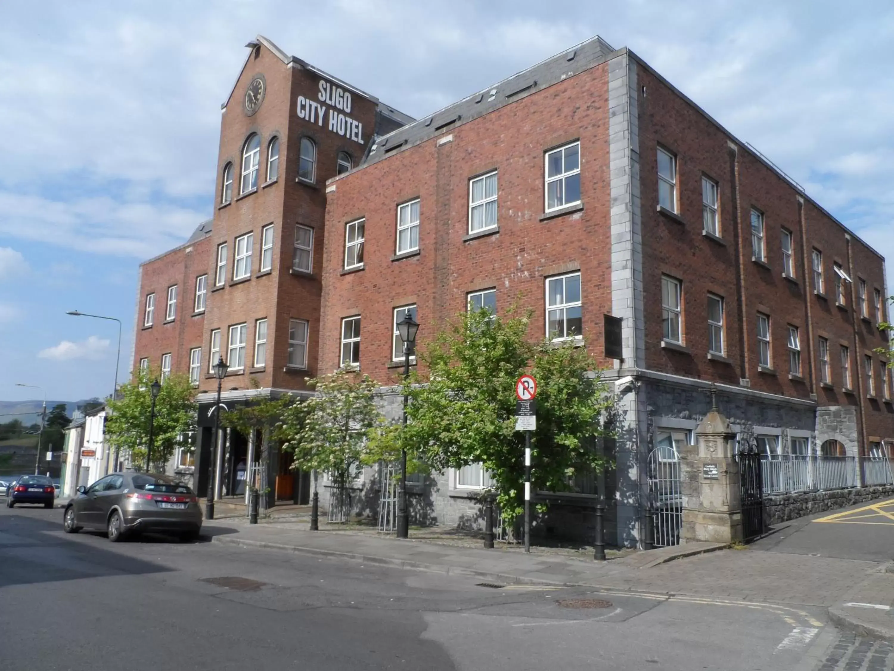 Facade/entrance, Property Building in Sligo City Hotel