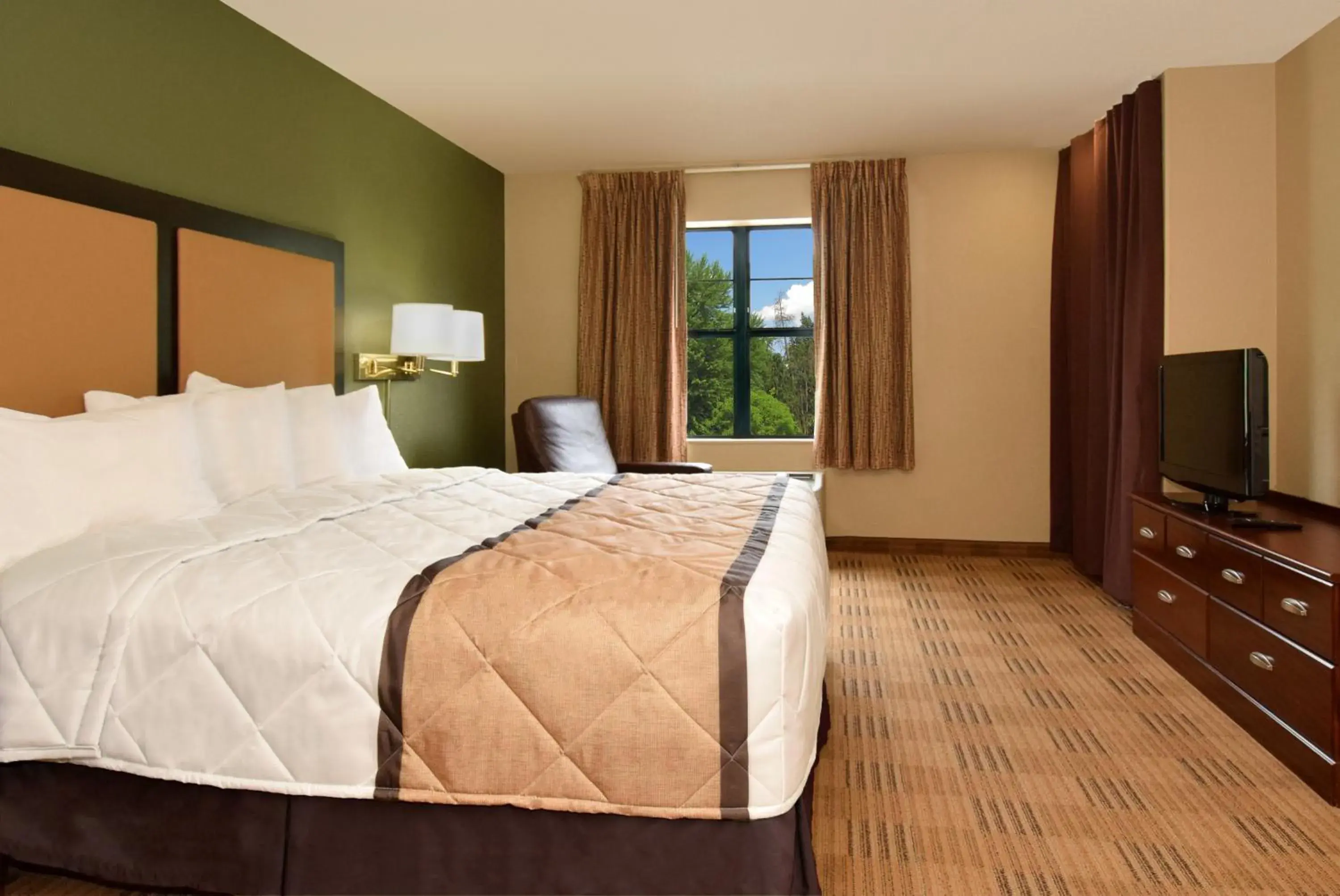 Bed in Extended Stay America Suites - Savannah - Midtown