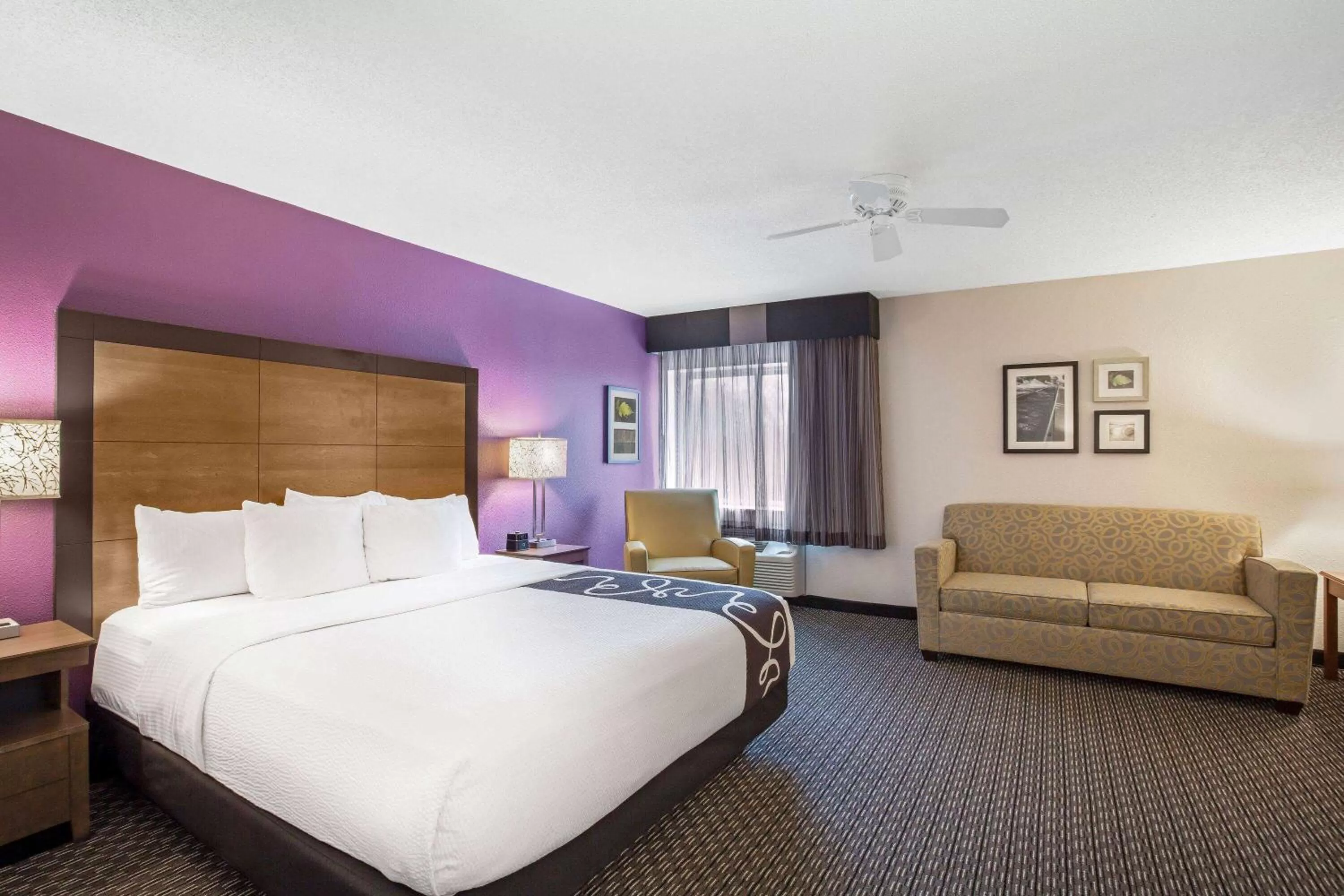 Photo of the whole room, Bed in La Quinta by Wyndham Hartford Bradley Airport