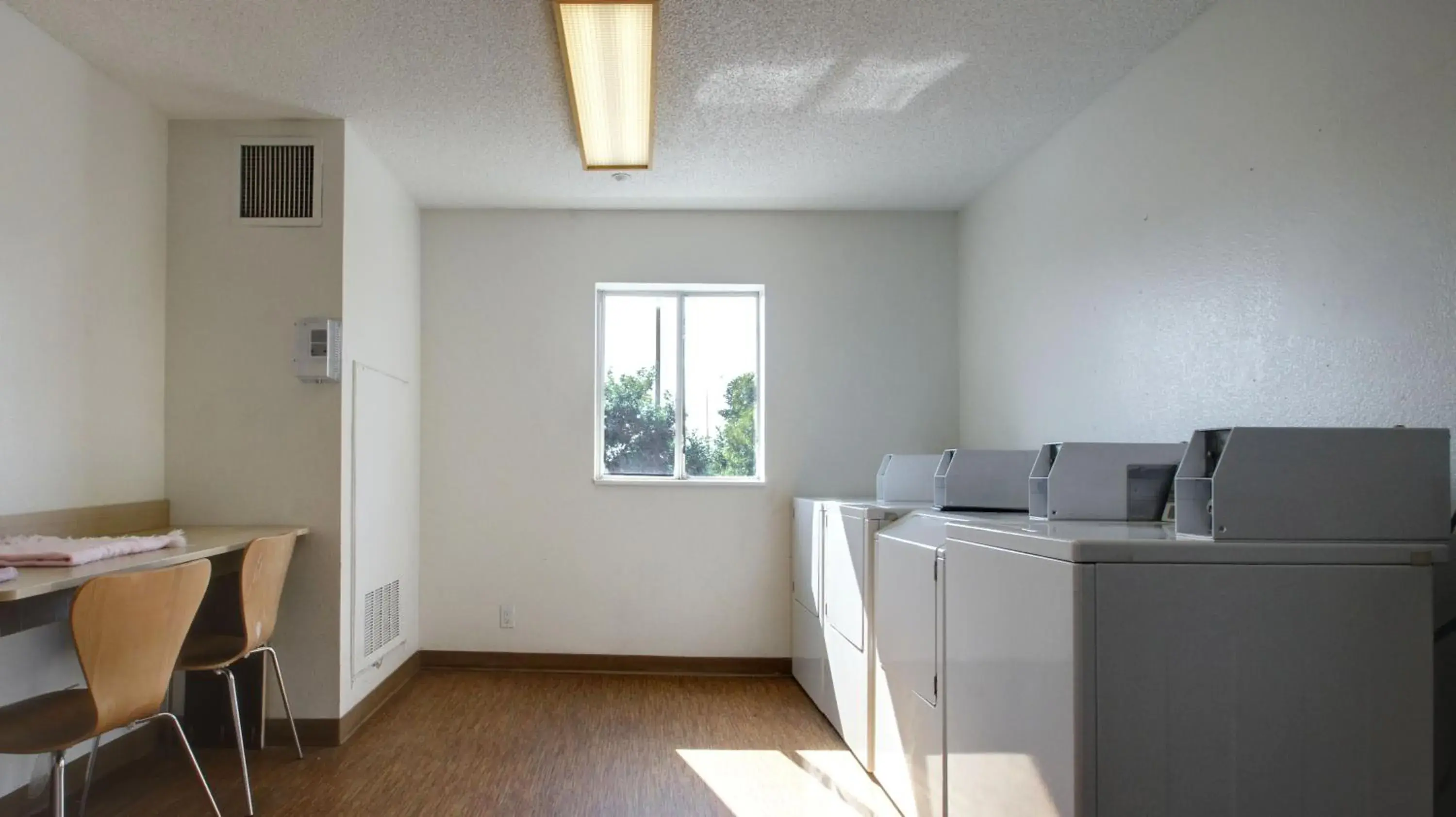 Decorative detail, Kitchen/Kitchenette in Motel 6 Lehi, UT - Thanksgiving Point