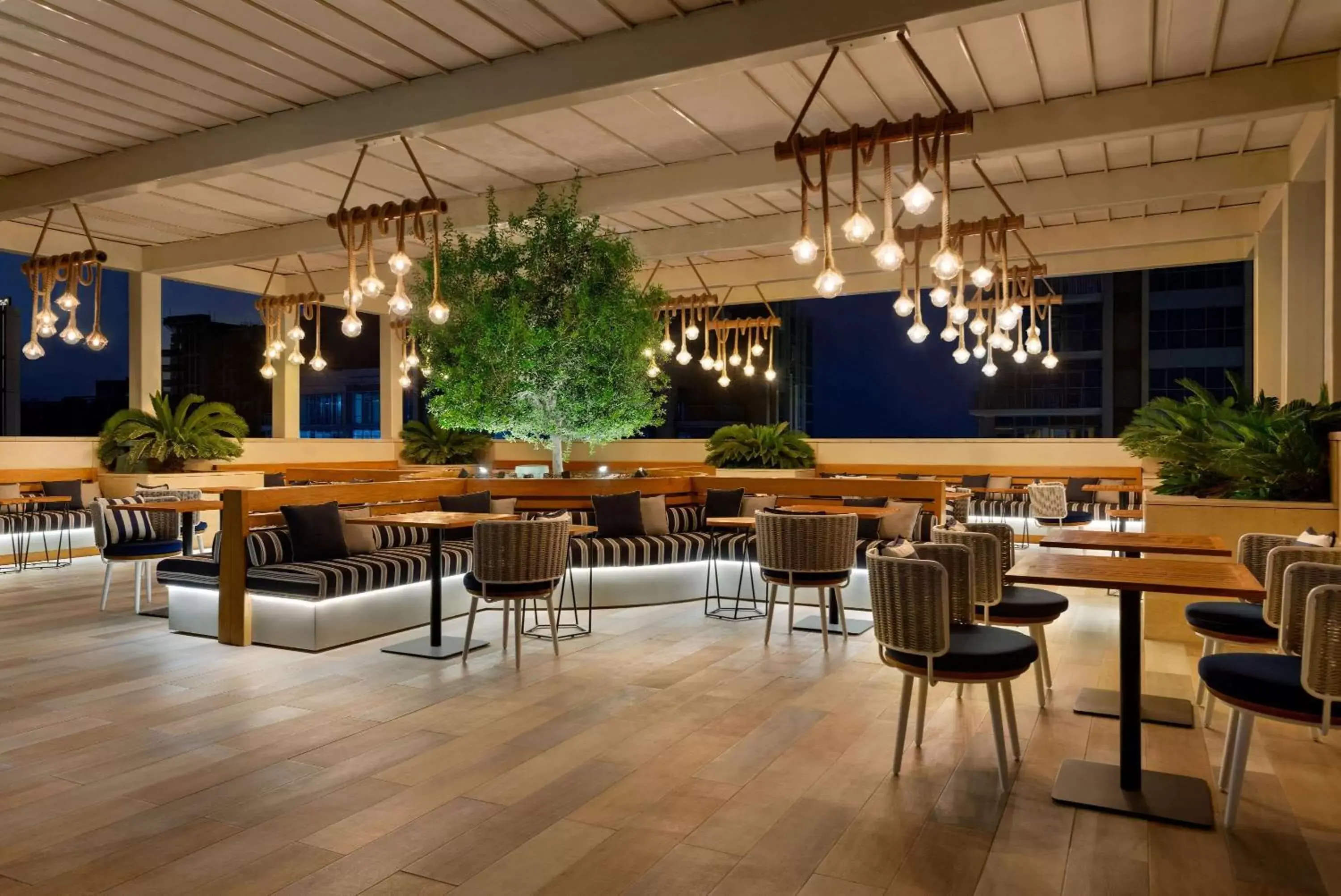 Restaurant/places to eat, Lounge/Bar in Days Hotel By Wyndham Dubai Deira