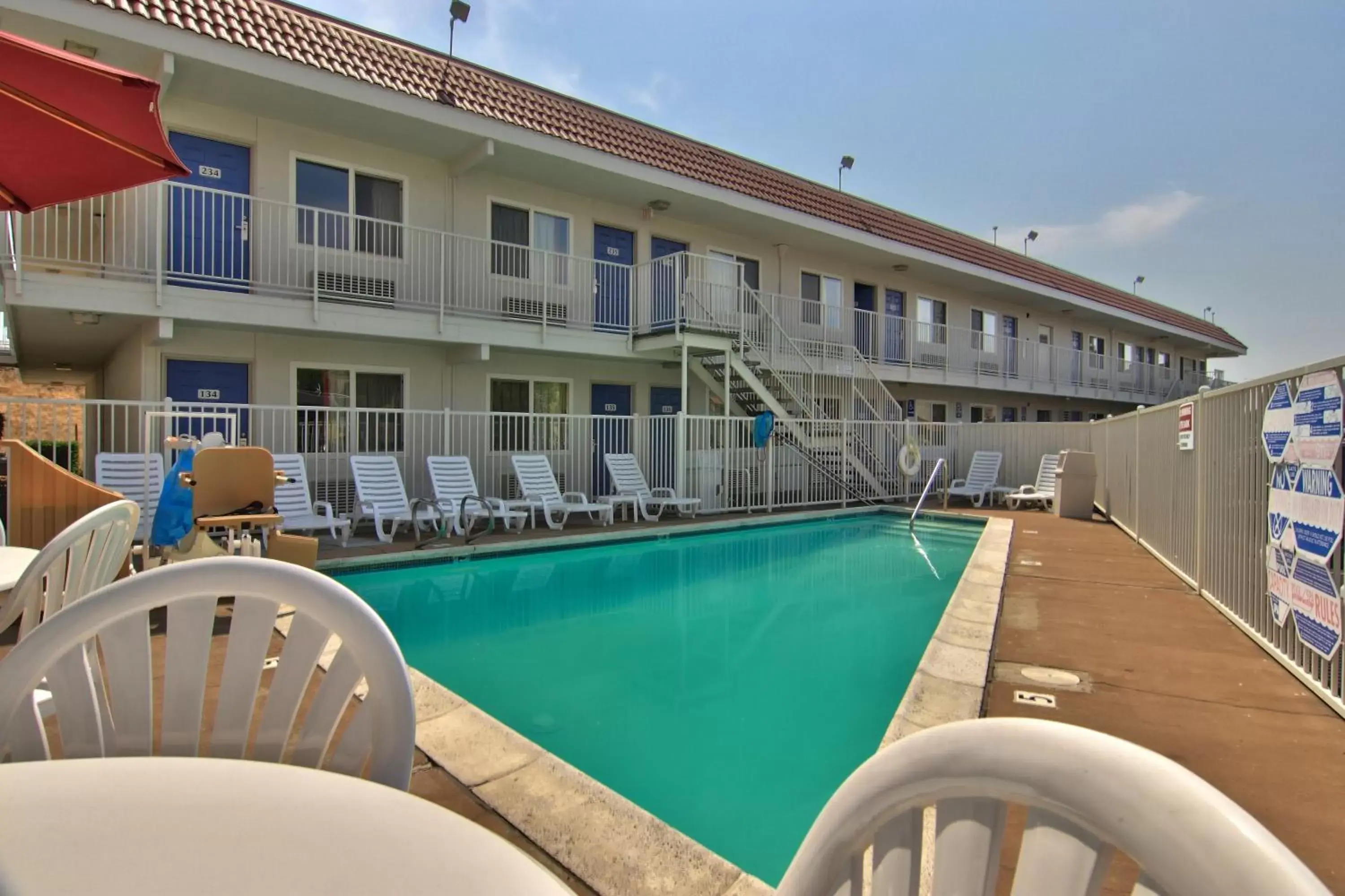 Swimming pool, Property Building in Motel 6-Sacramento, CA - Old Sacramento North