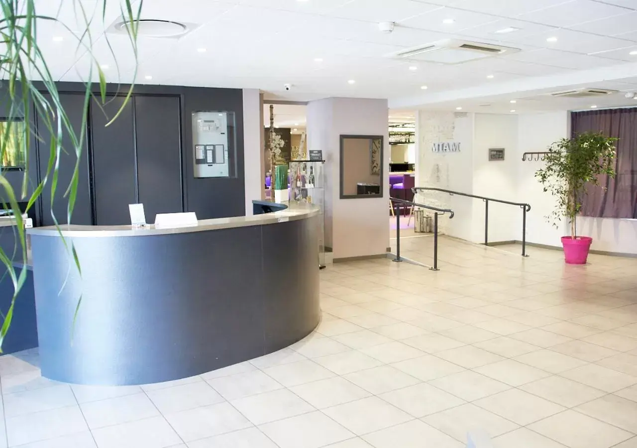 Lobby or reception in Campanile Dijon Centre - Gare Lobby or reception in Campanile Dijon Centre - Gare