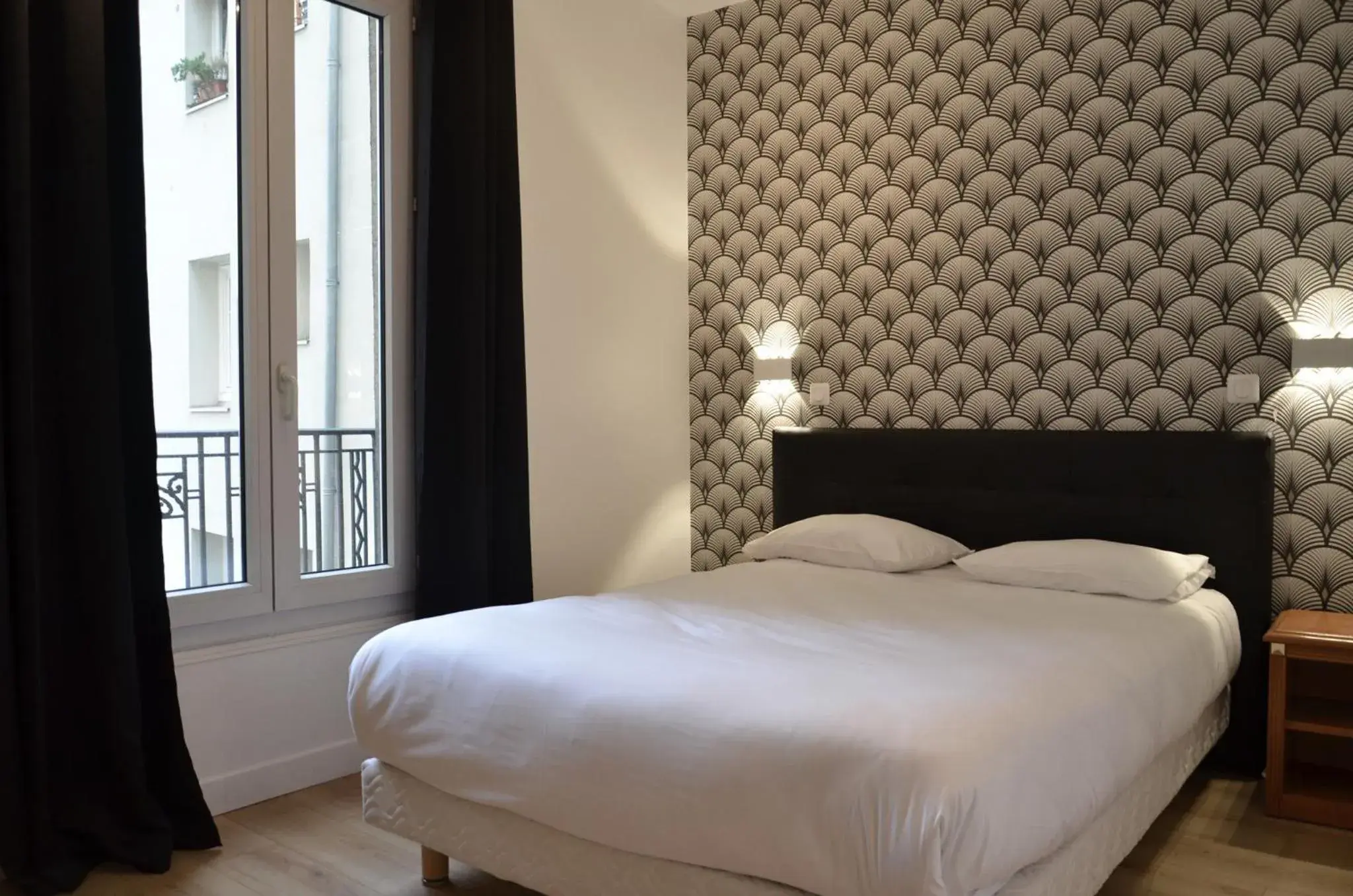 Bedroom in Hôtel De La Perdrix Rouge