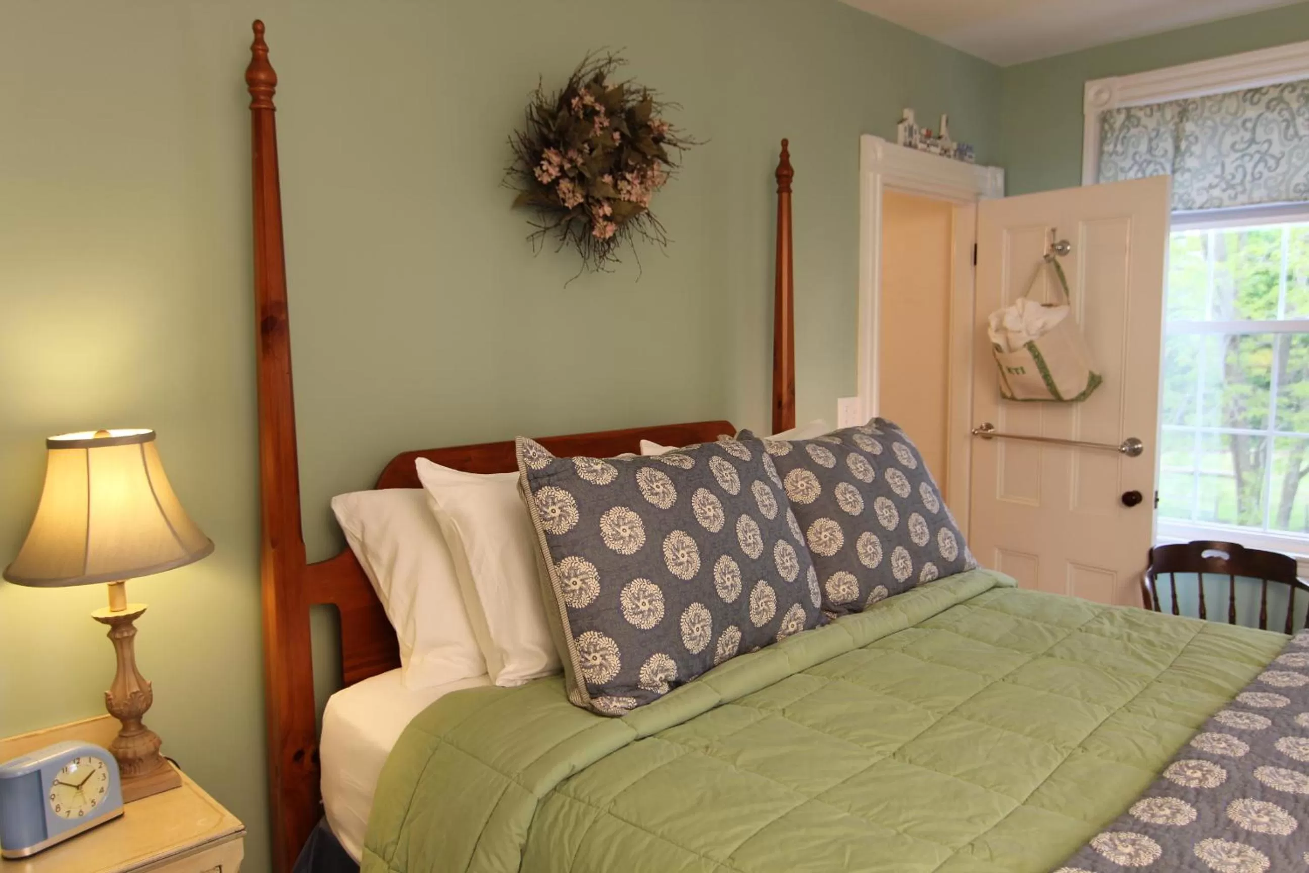 Bed in Kendall Tavern Inn Bed and Breakfast