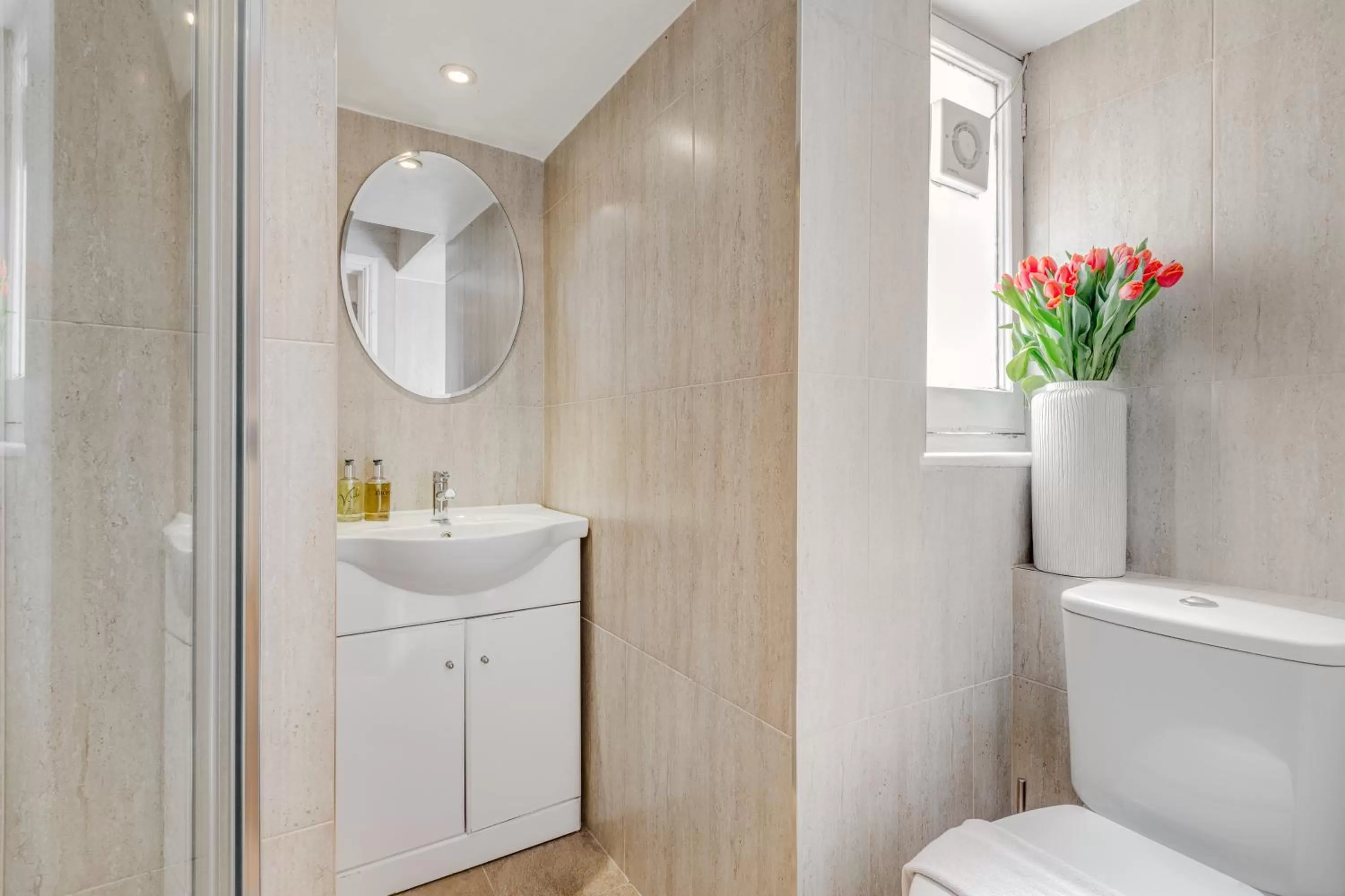 Shower in 1 Lexham Gardens Hotel